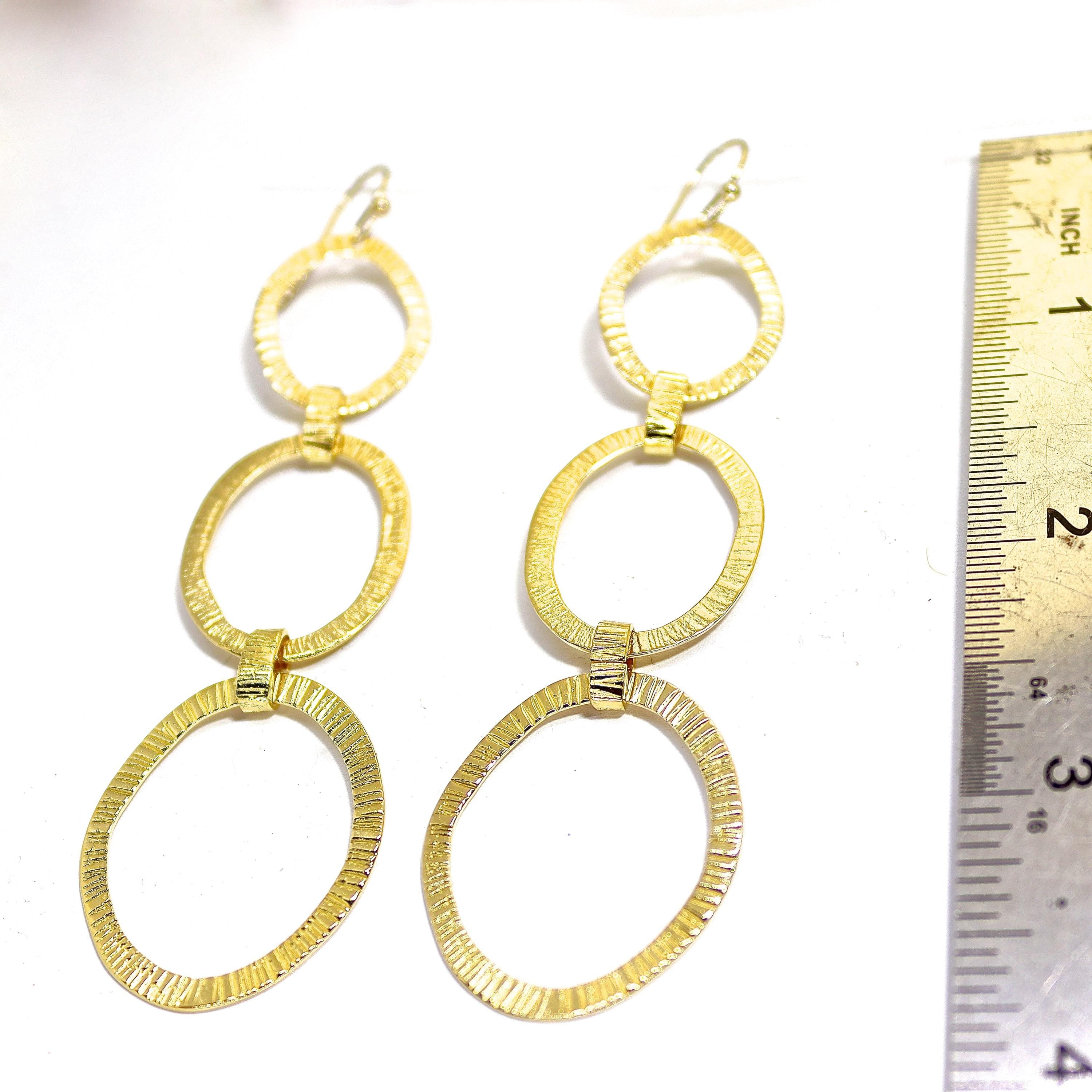 עגילי חישוק זהב 14 קראט משובצים: עיצוב חוליה גדולה