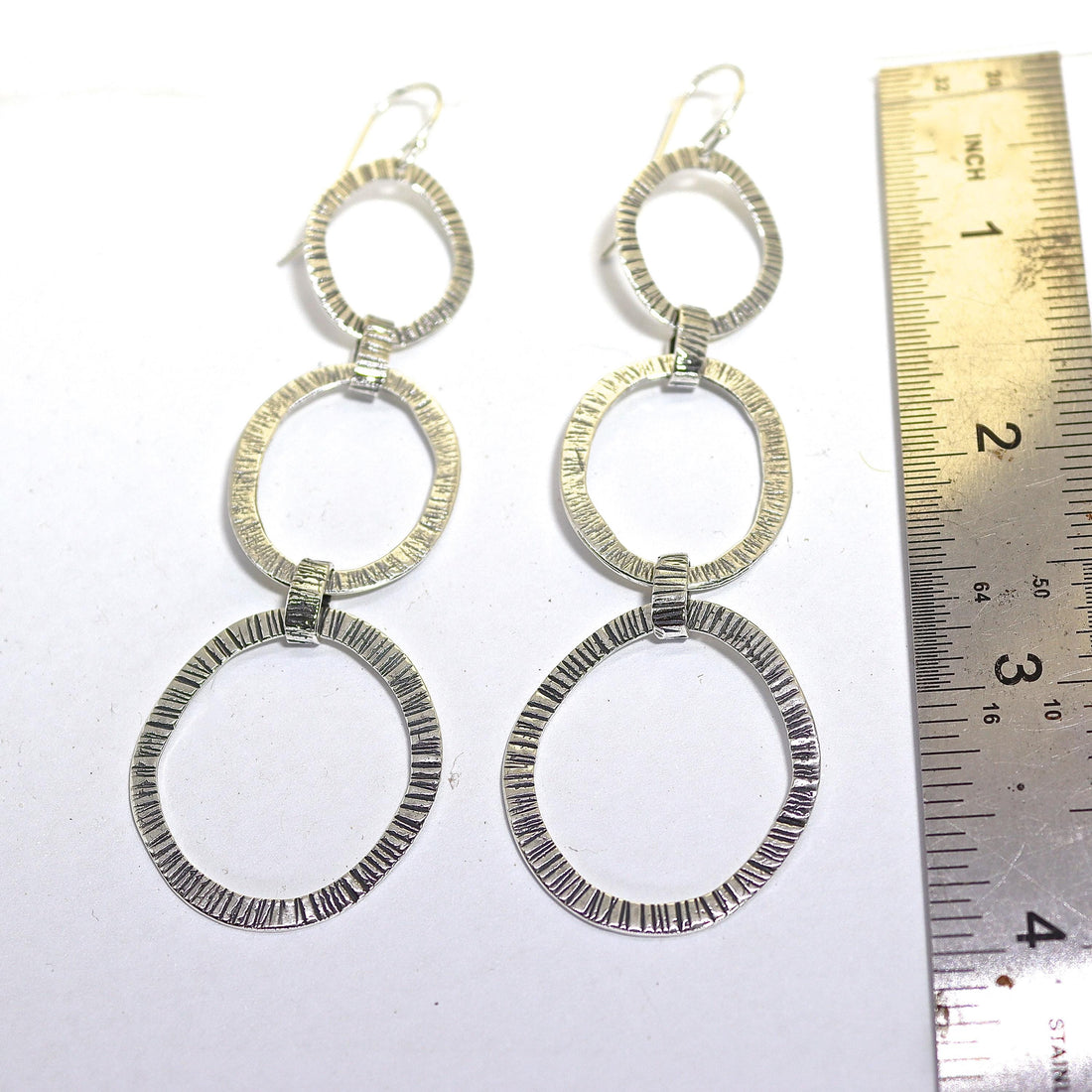 עגילי כסף סטרלינג בעבודת יד - תכשיטים משובצים משולשים עם טקסטורה