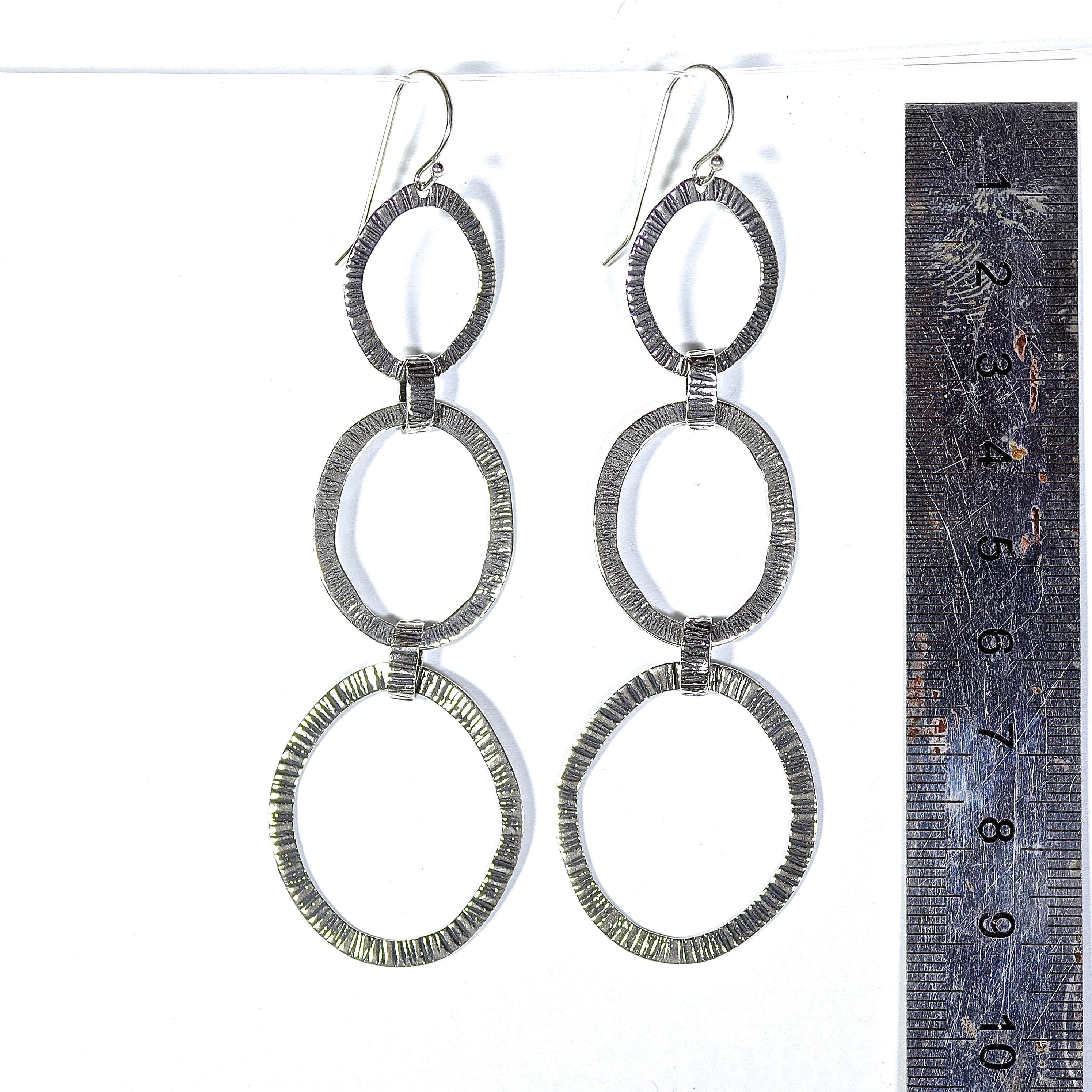 עגילי כסף סטרלינג בעבודת יד - תכשיטים משובצים משולשים עם טקסטורה