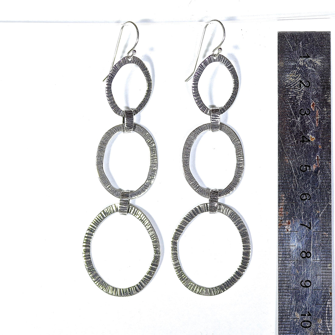 עגילי כסף סטרלינג בעבודת יד - תכשיטים משובצים משולשים עם טקסטורה