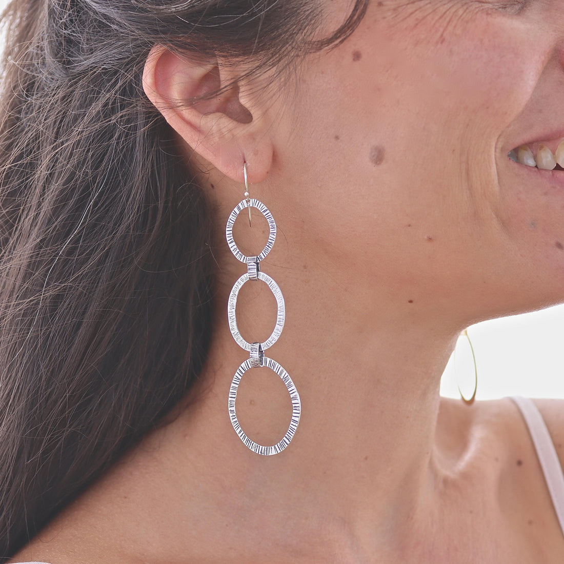 עגילי כסף סטרלינג בעבודת יד - תכשיטים משובצים משולשים עם טקסטורה