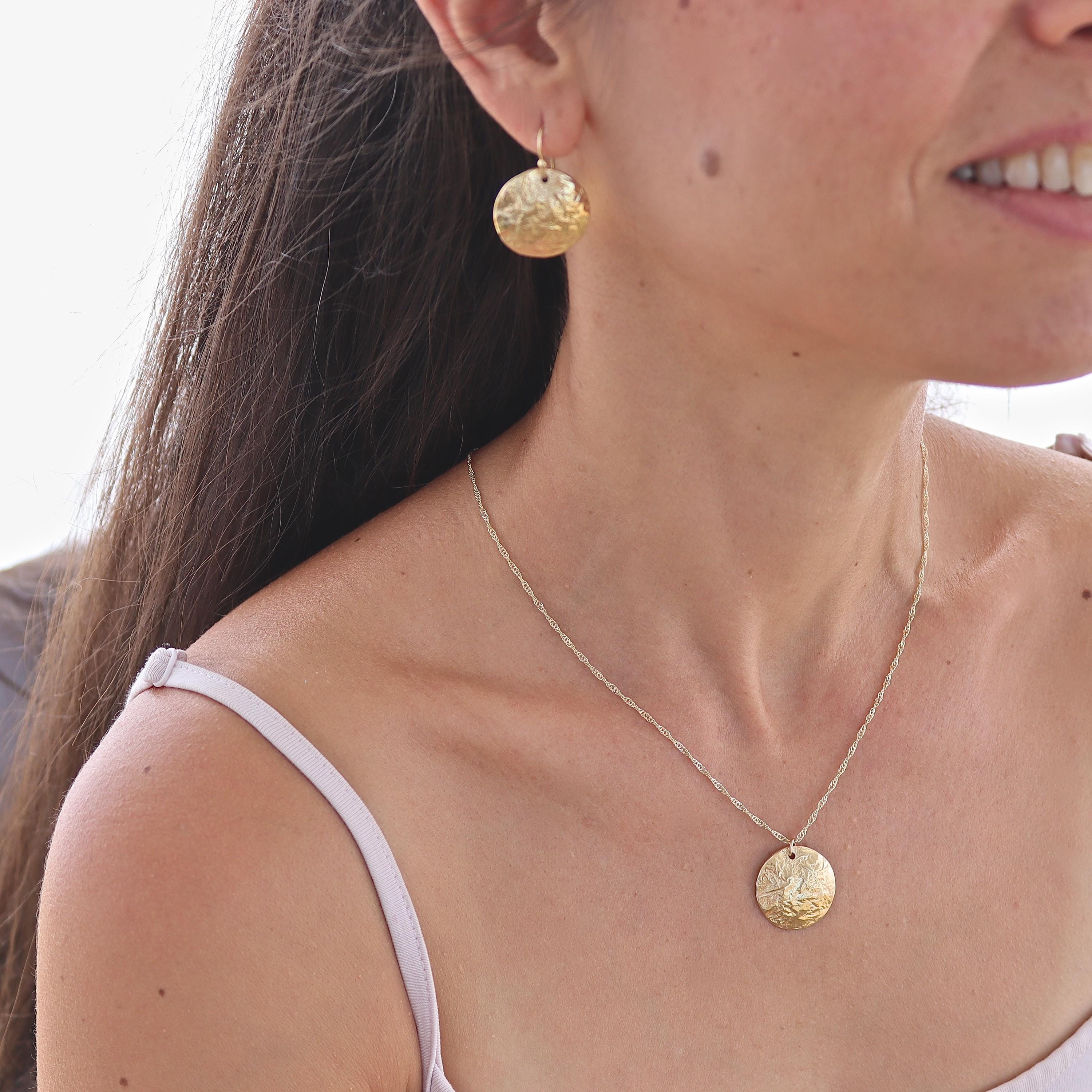 שרשרת דיסקית זהב עם טקסטורה, תליון כיפה