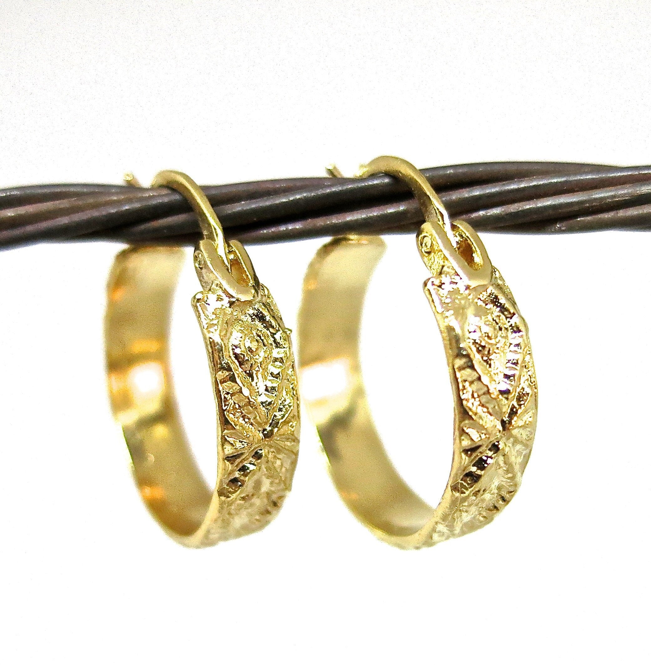 עגילי חישוק זהב 14 קראט בעבודת יד עם טקסטורה, תכשיטים בסגנון ויקטוריאני וינטג', עגילי זהב מלא קלאסיים לנשים