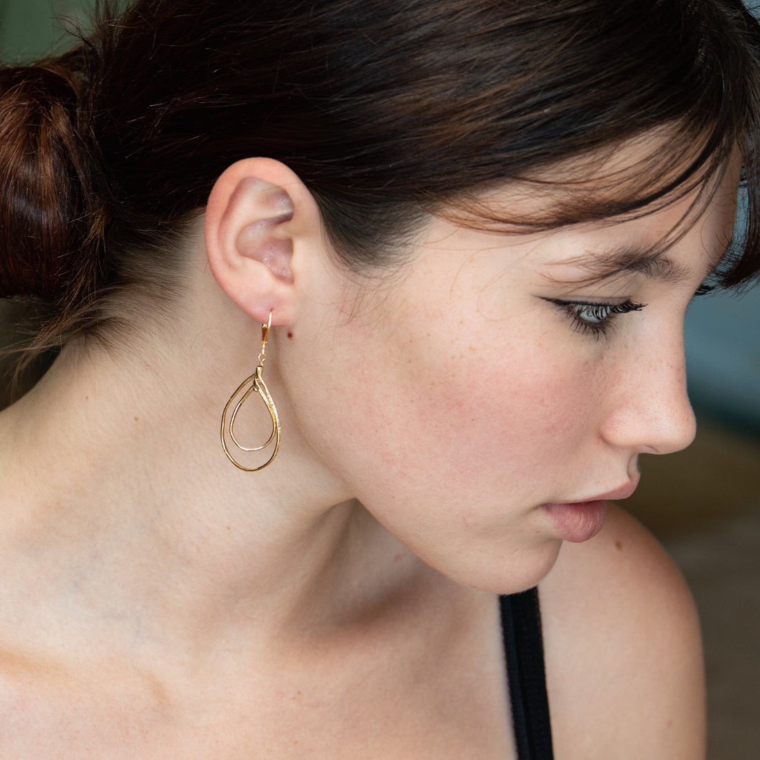 עגילי זהב מלא 14 קראט עם שתי טיפות תלויות