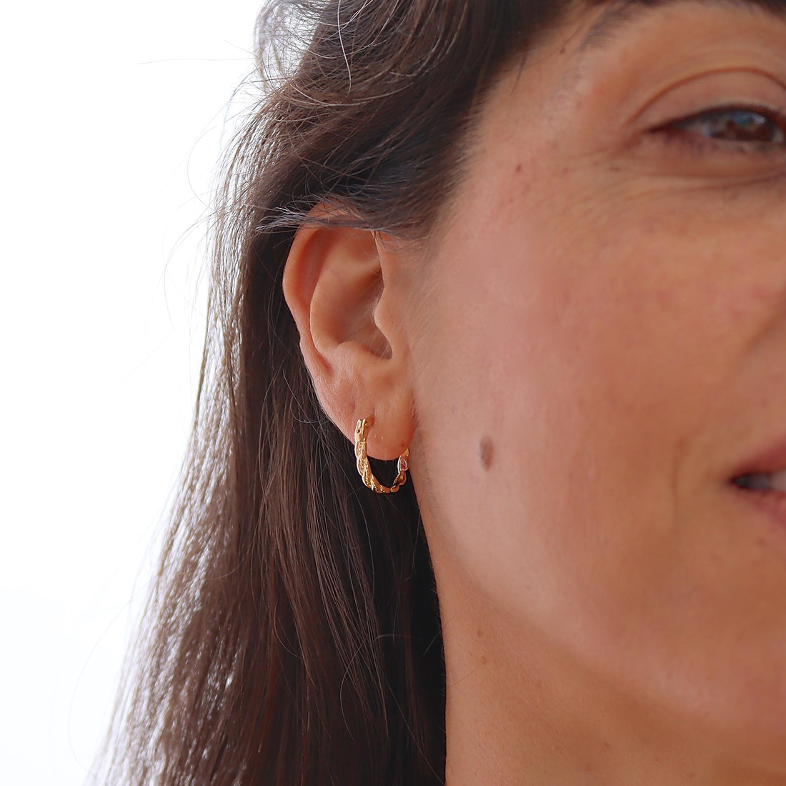 עגילי חישוק מעוותים מזהב מלא 14 קראט של Huggie