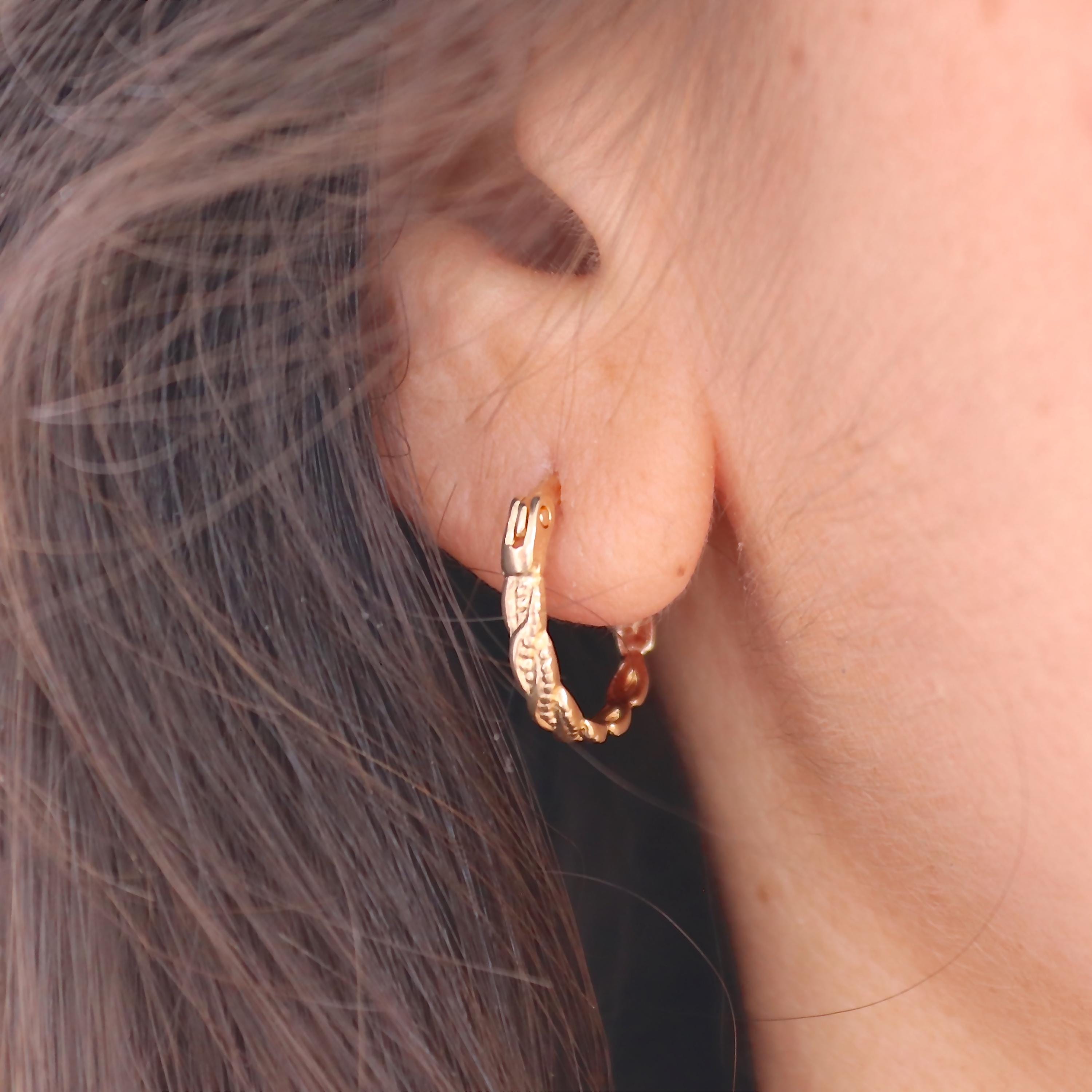 עגילי חישוק מעוותים מזהב מלא 14 קראט של Huggie