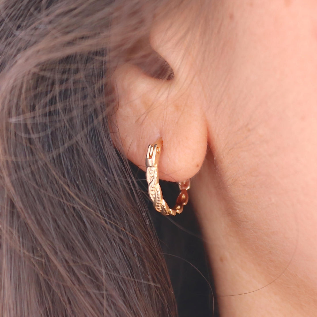 עגילי חישוק מעוותים מזהב מלא 14 קראט של Huggie