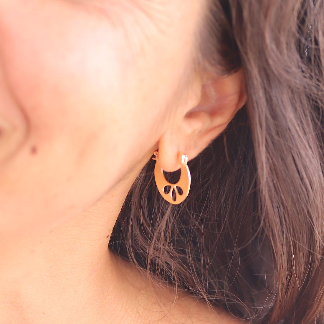 עגילי חישוק מזהב לוטוס