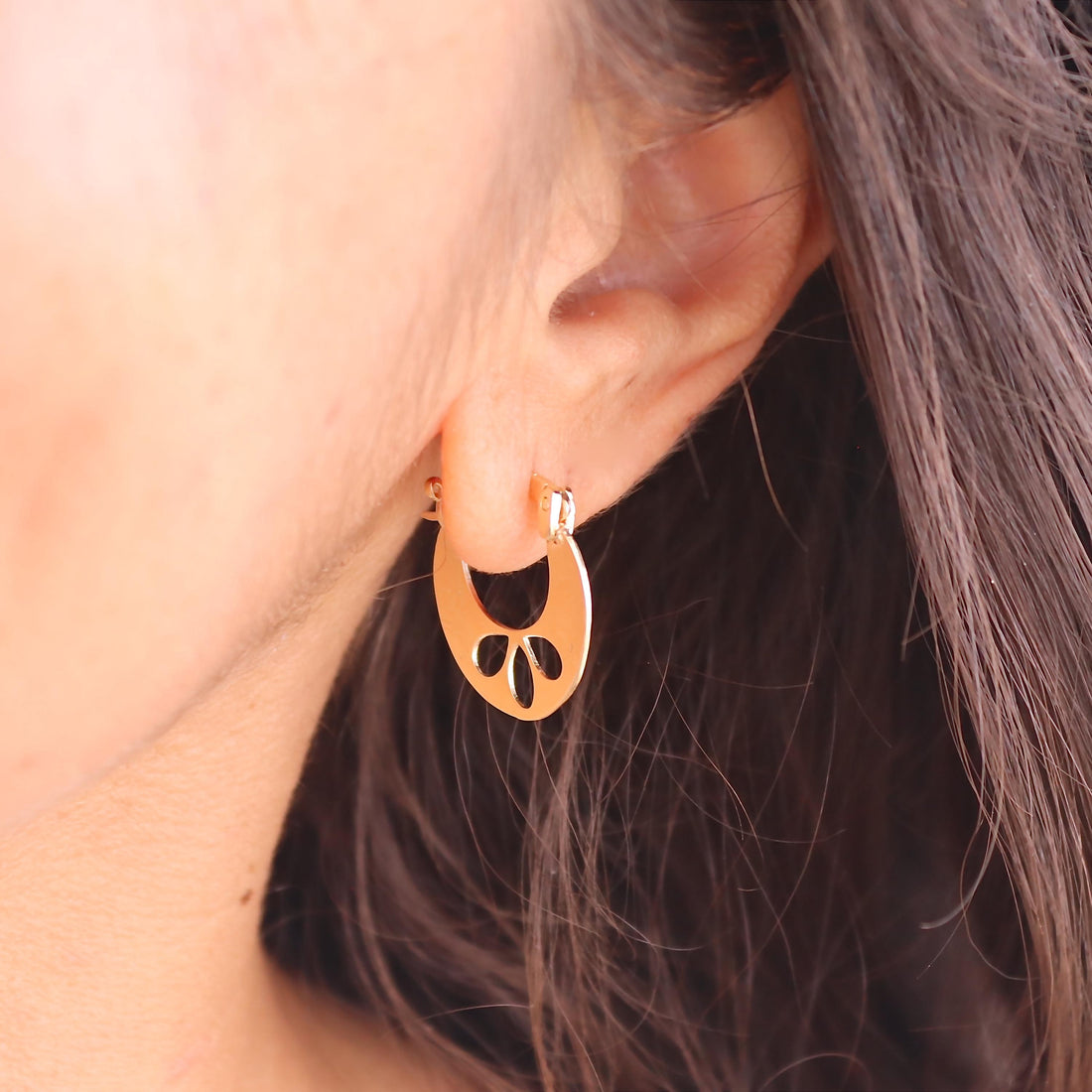 עגילי חישוק מזהב לוטוס