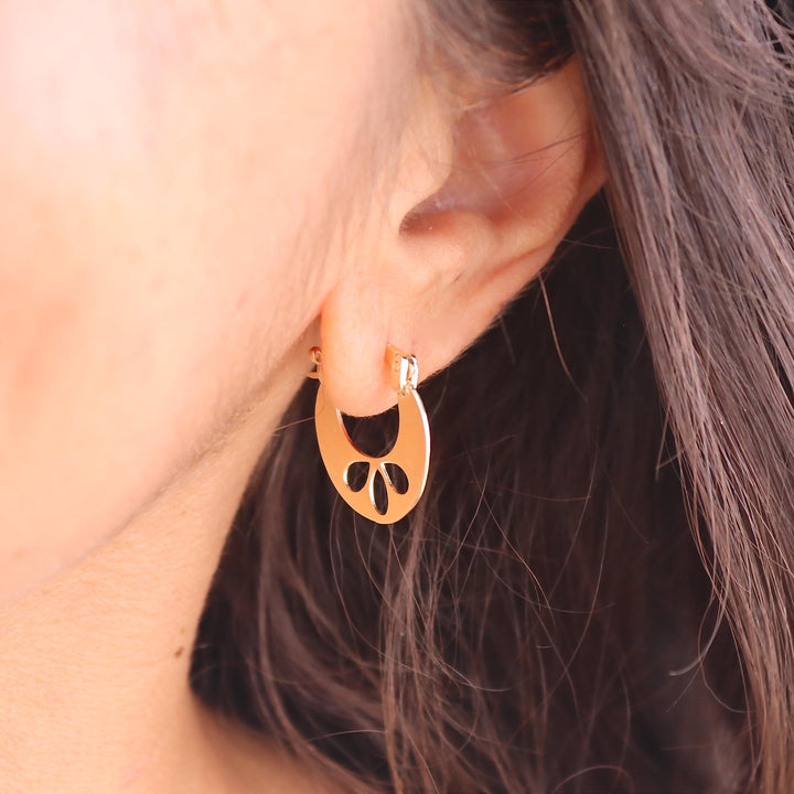 עגילי חישוק מזהב לוטוס