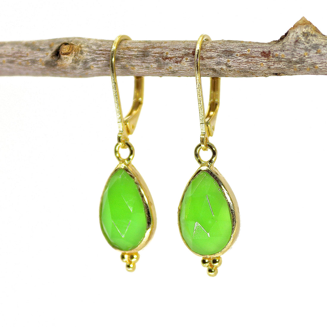 עגילי זהב תלויים משובצים באבן ירקן ירוקה עם דמעה