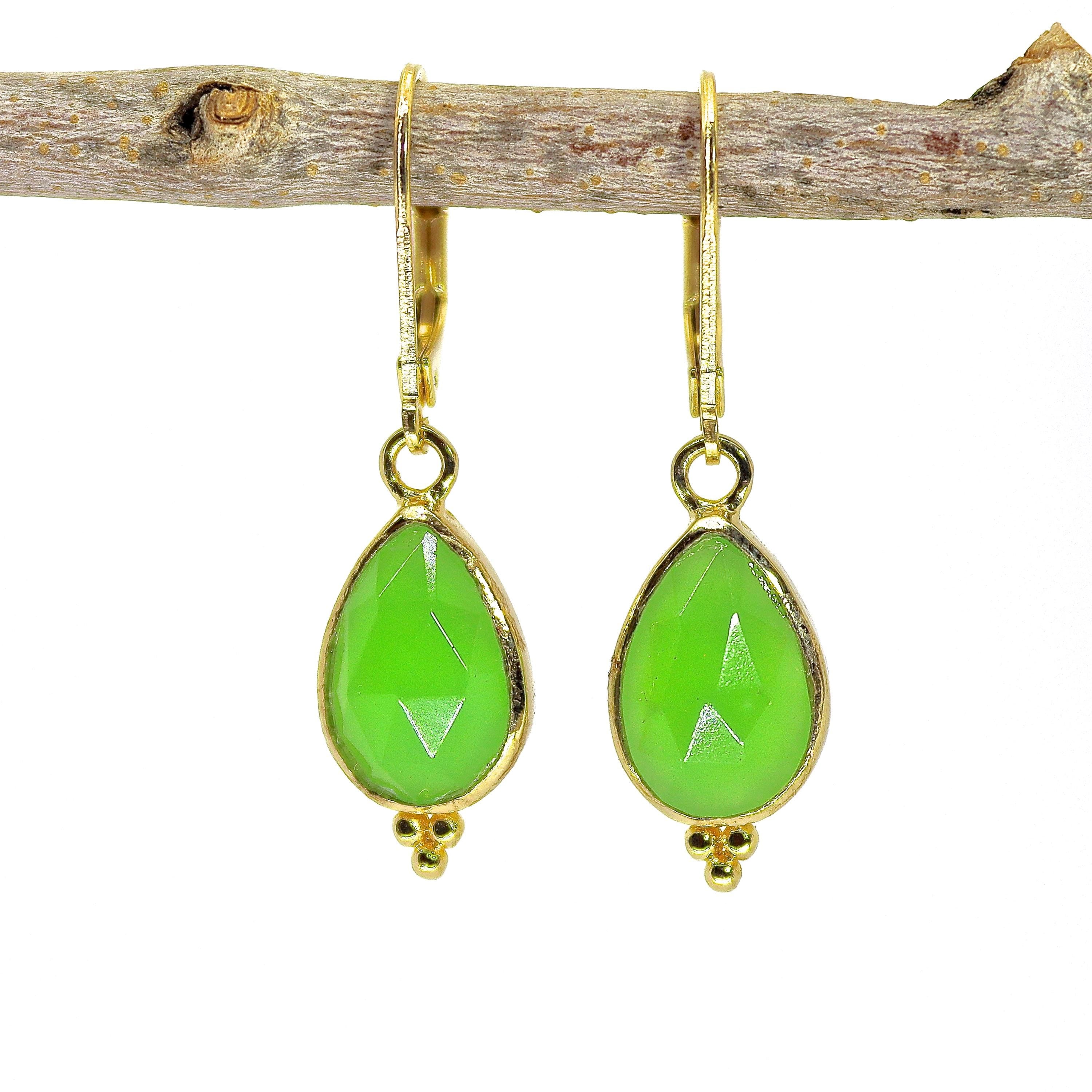 עגילי זהב תלויים משובצים באבן ירקן ירוקה עם דמעה
