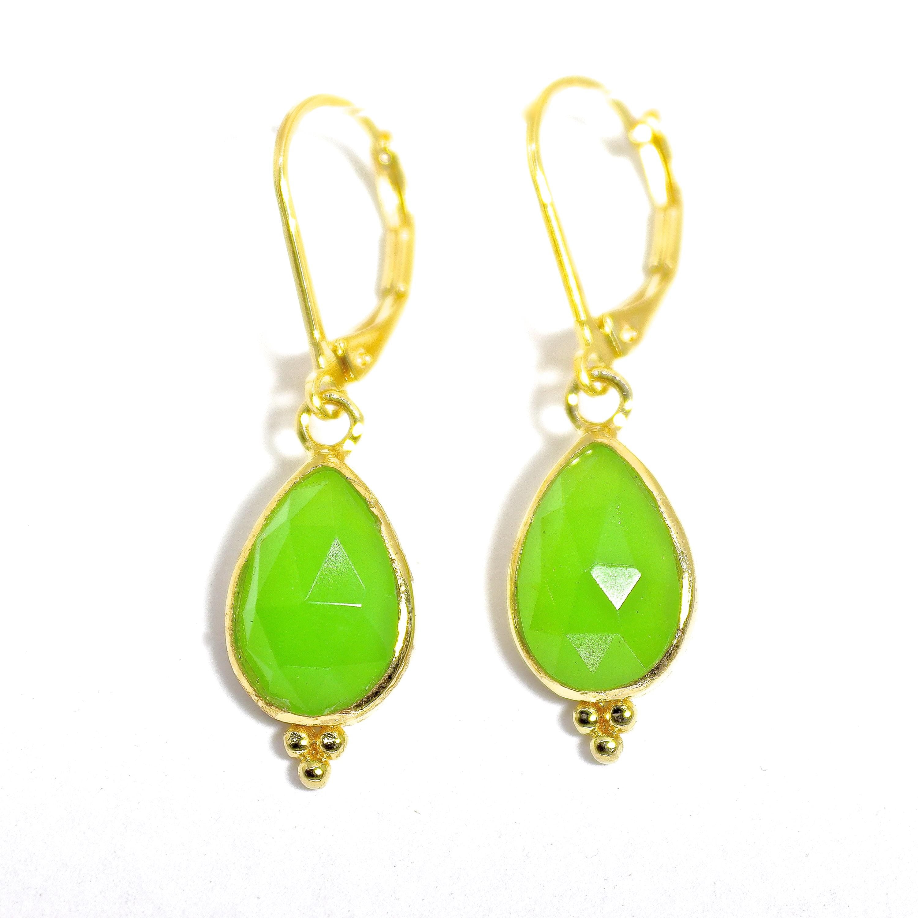 עגילי זהב תלויים משובצים באבן ירקן ירוקה עם דמעה