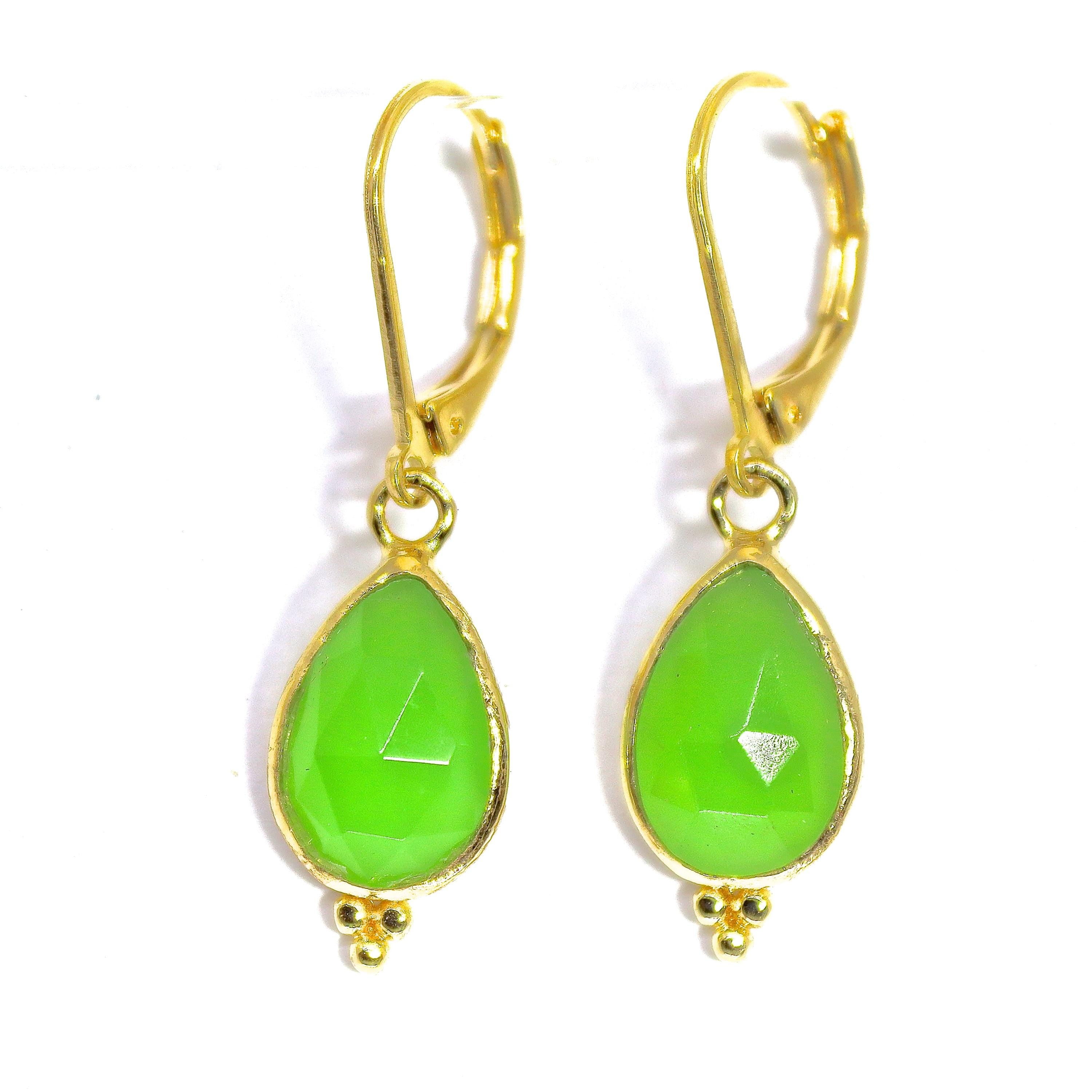 עגילי זהב תלויים משובצים באבן ירקן ירוקה עם דמעה