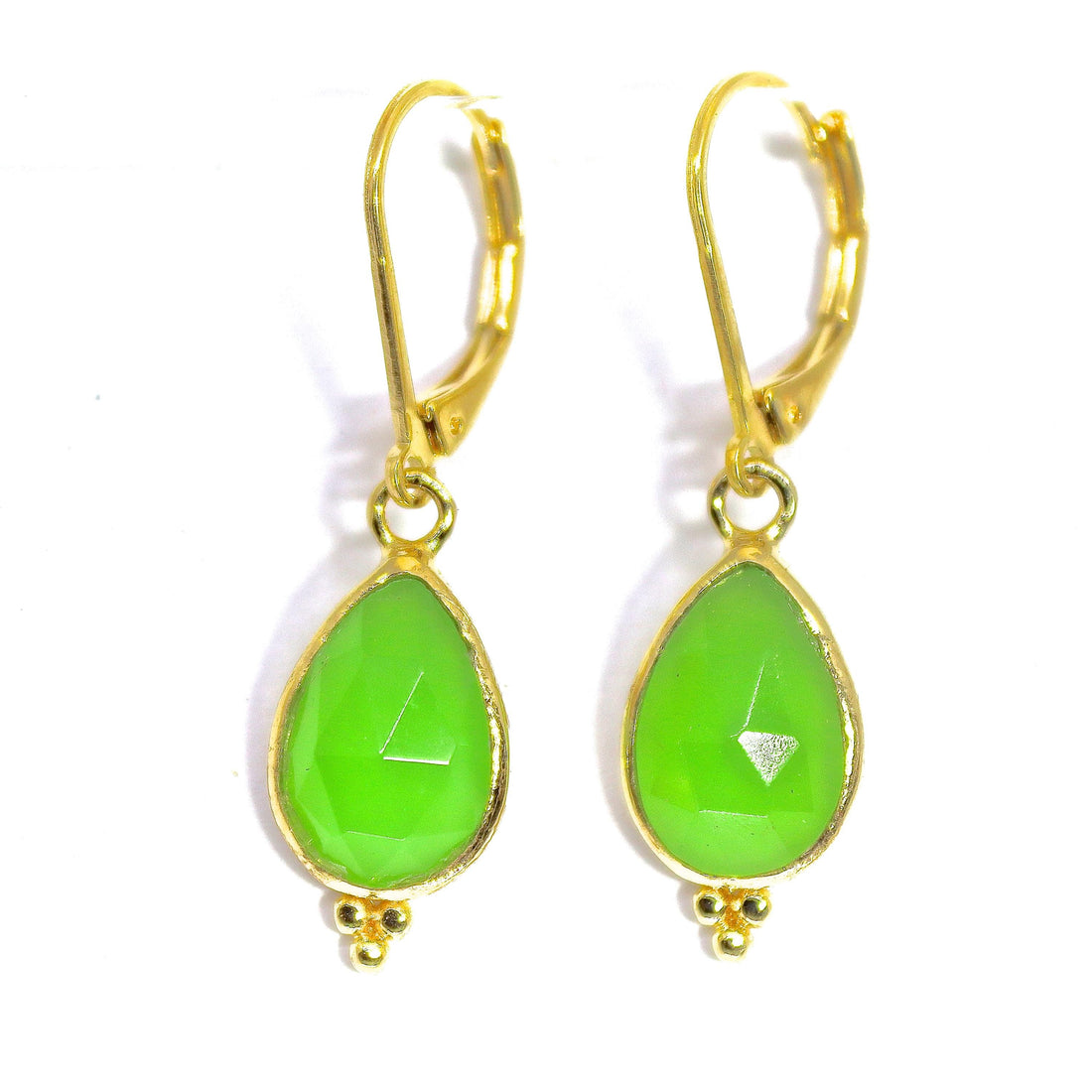 עגילי זהב תלויים משובצים באבן ירקן ירוקה עם דמעה