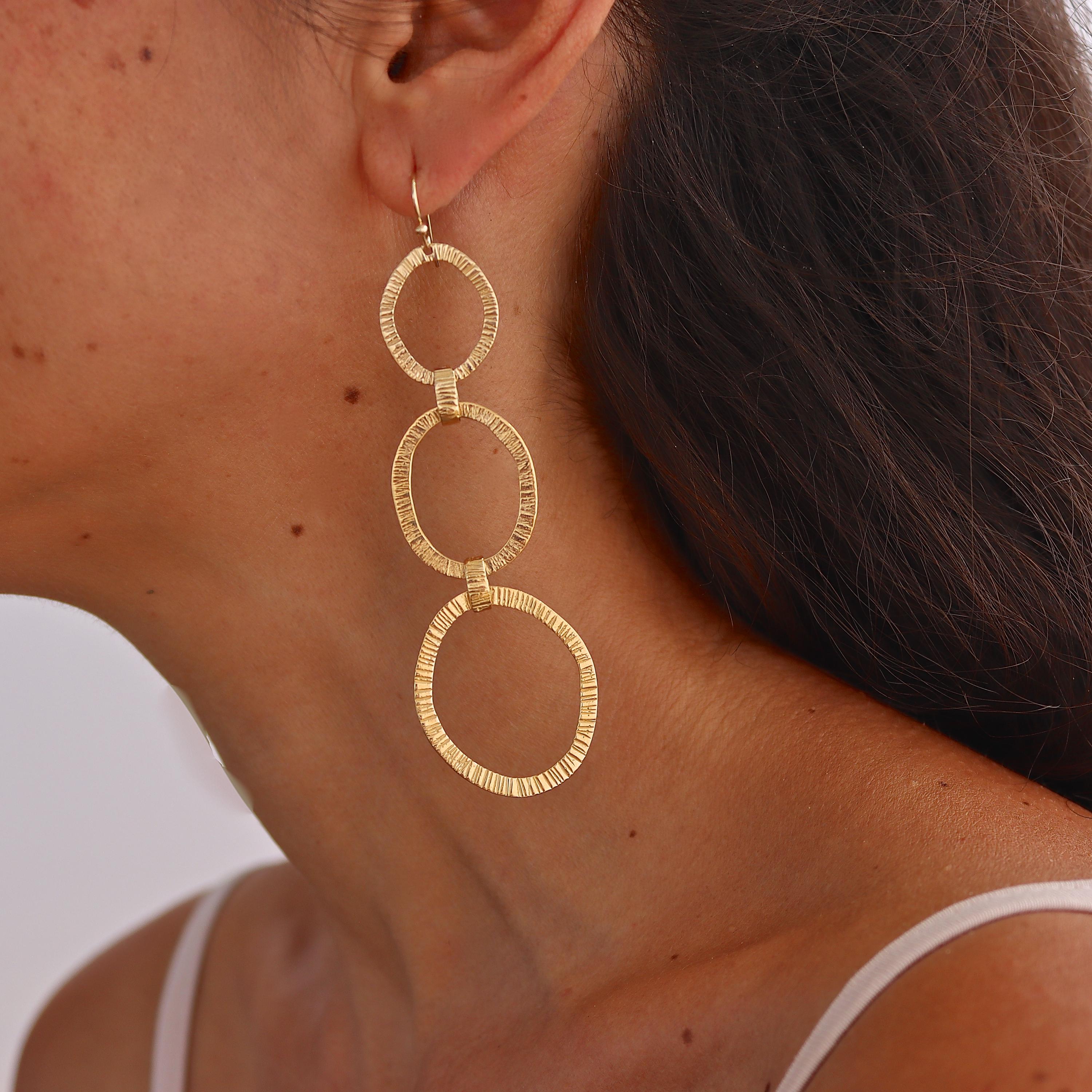 עגילי חישוק זהב 14 קראט משובצים: עיצוב חוליה גדולה