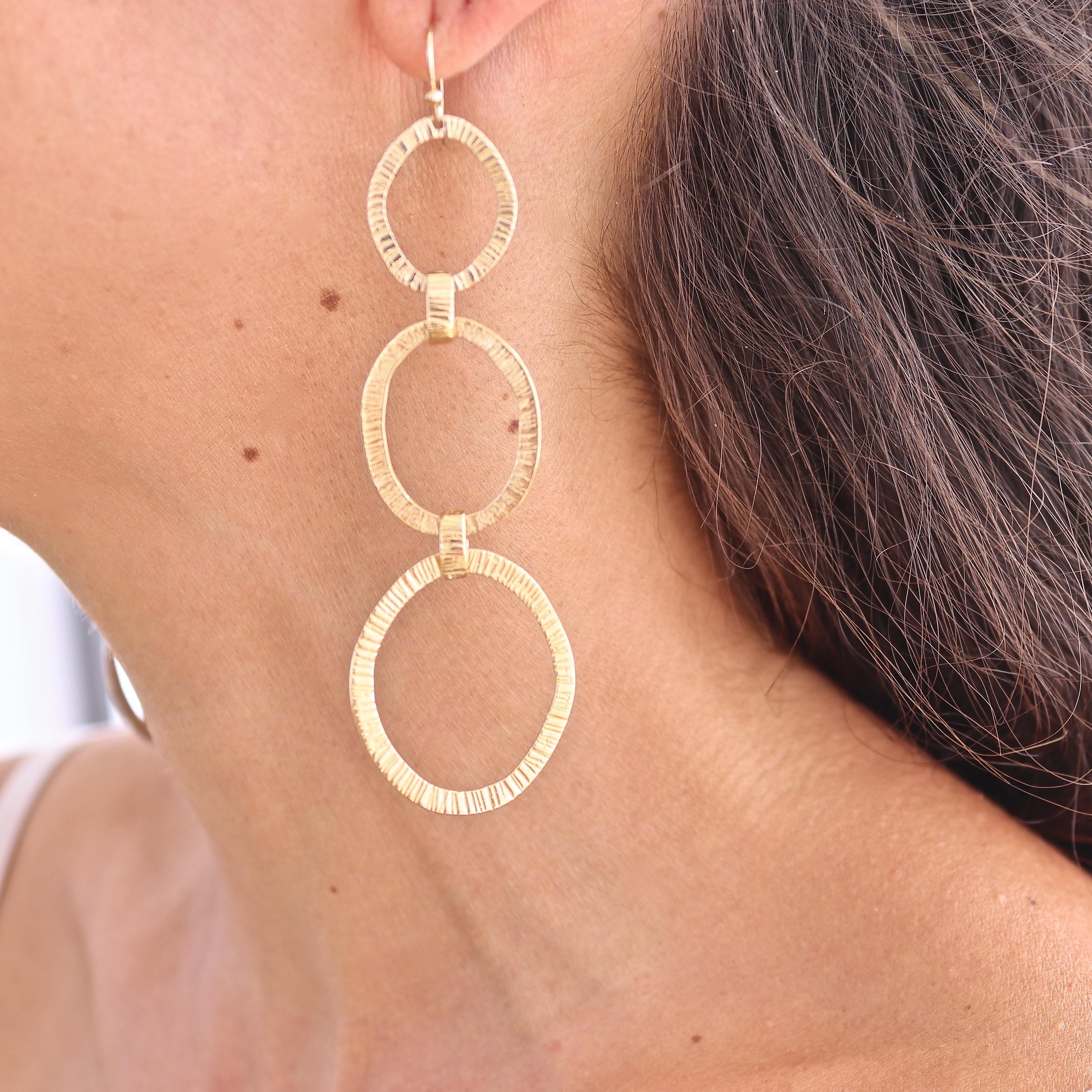 עגילי חישוק זהב 14 קראט משובצים: עיצוב חוליה גדולה