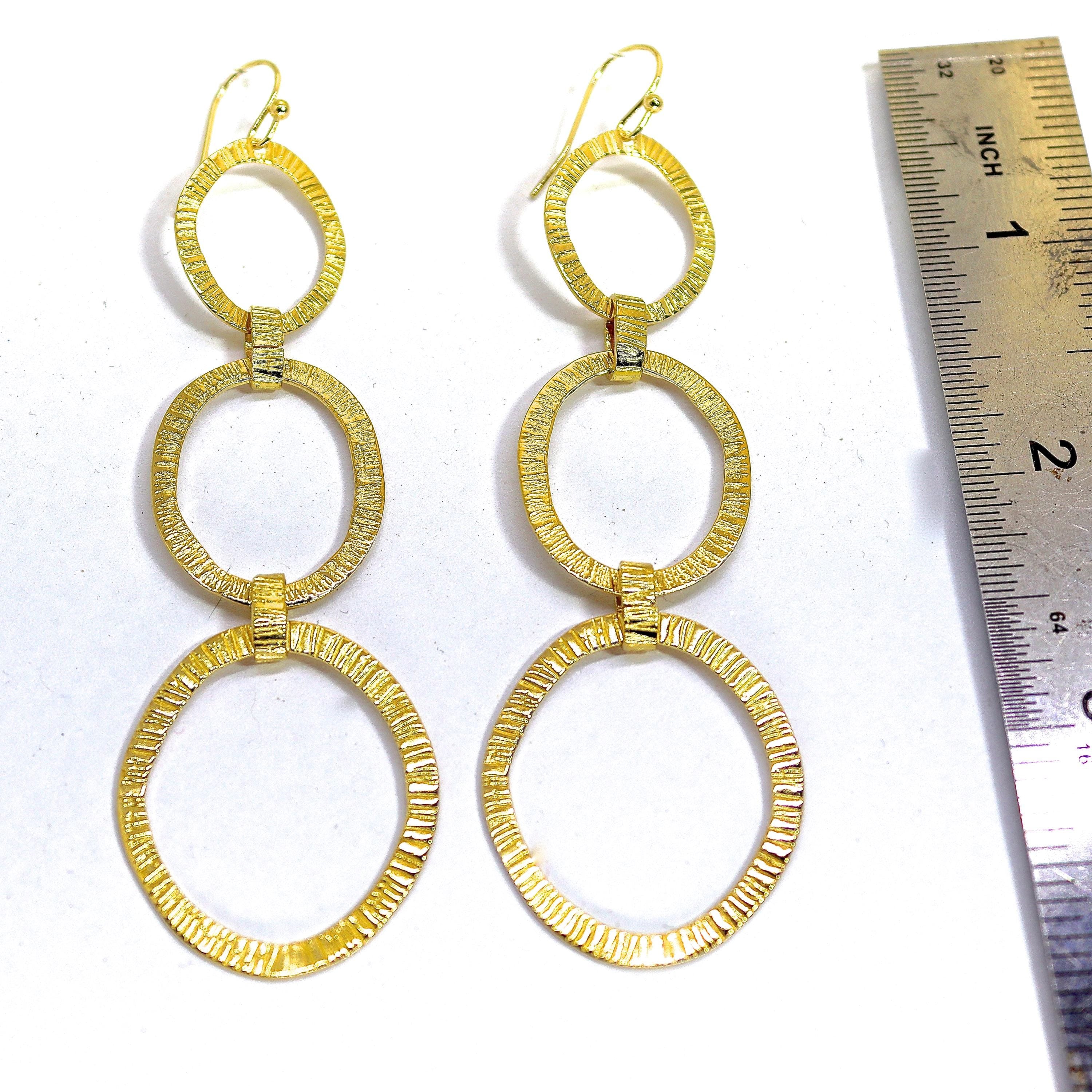 עגילי חישוק זהב 14 קראט משובצים: עיצוב חוליה גדולה