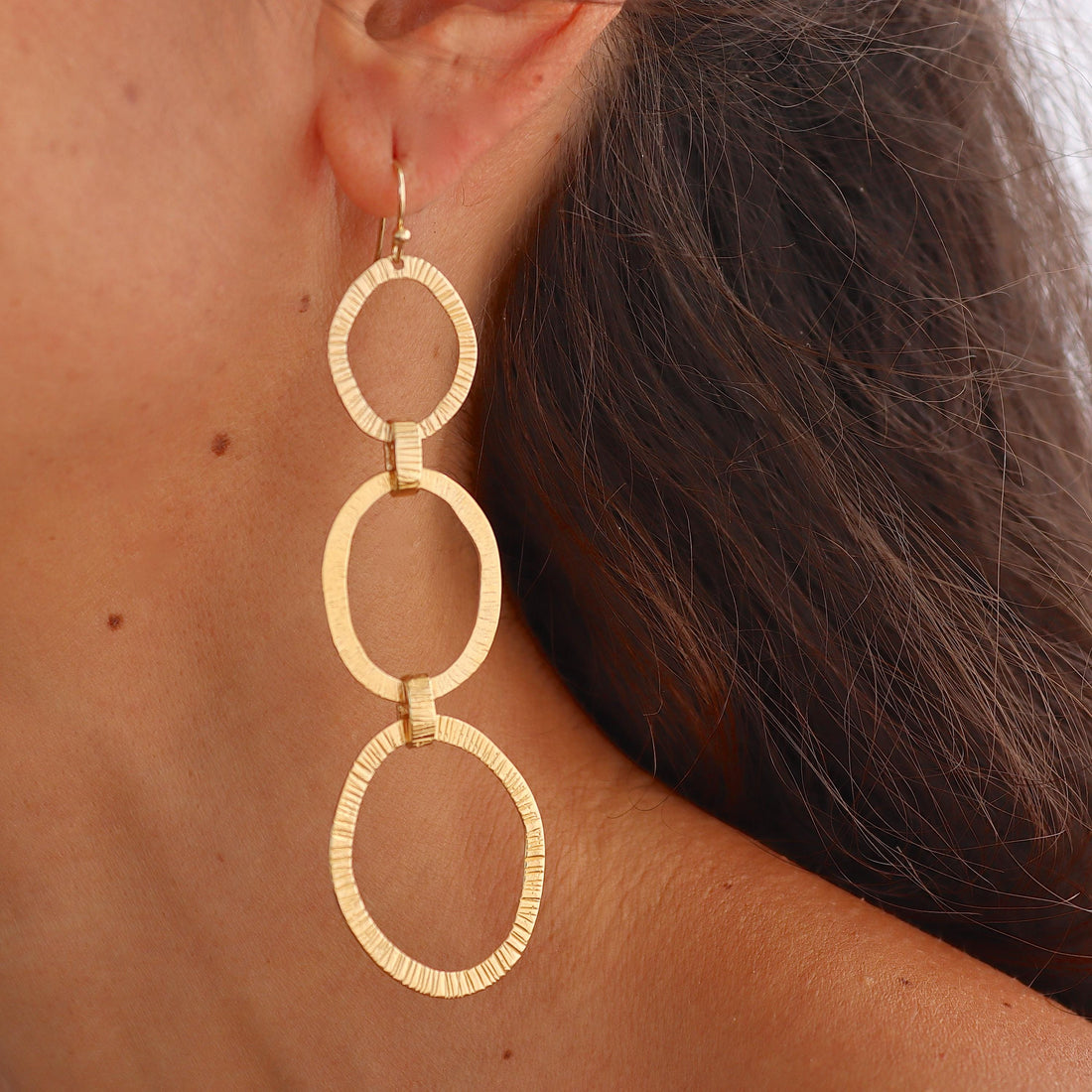 עגילי חישוק זהב 14 קראט משובצים: עיצוב חוליה גדולה