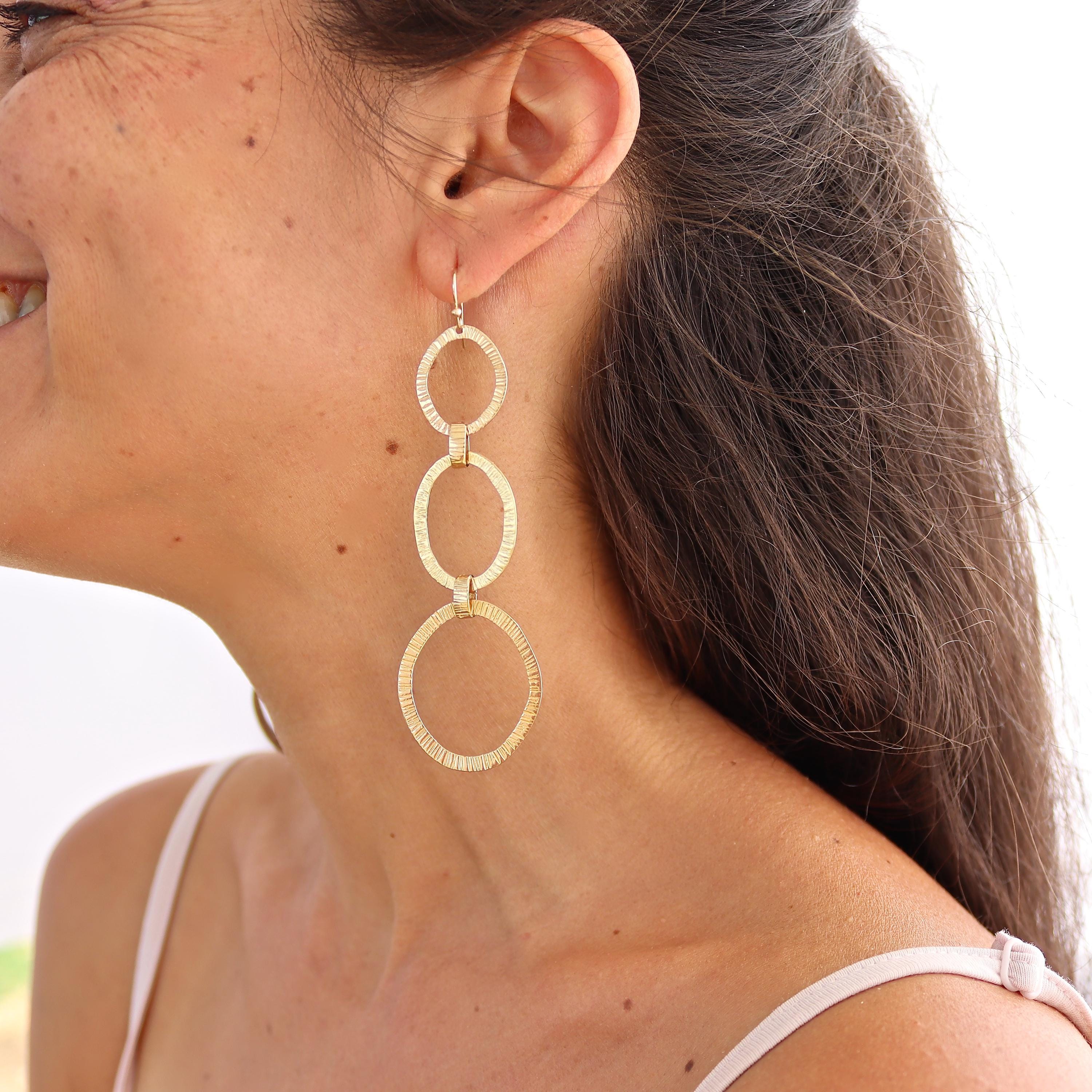 עגילי חישוק זהב 14 קראט משובצים: עיצוב חוליה גדולה