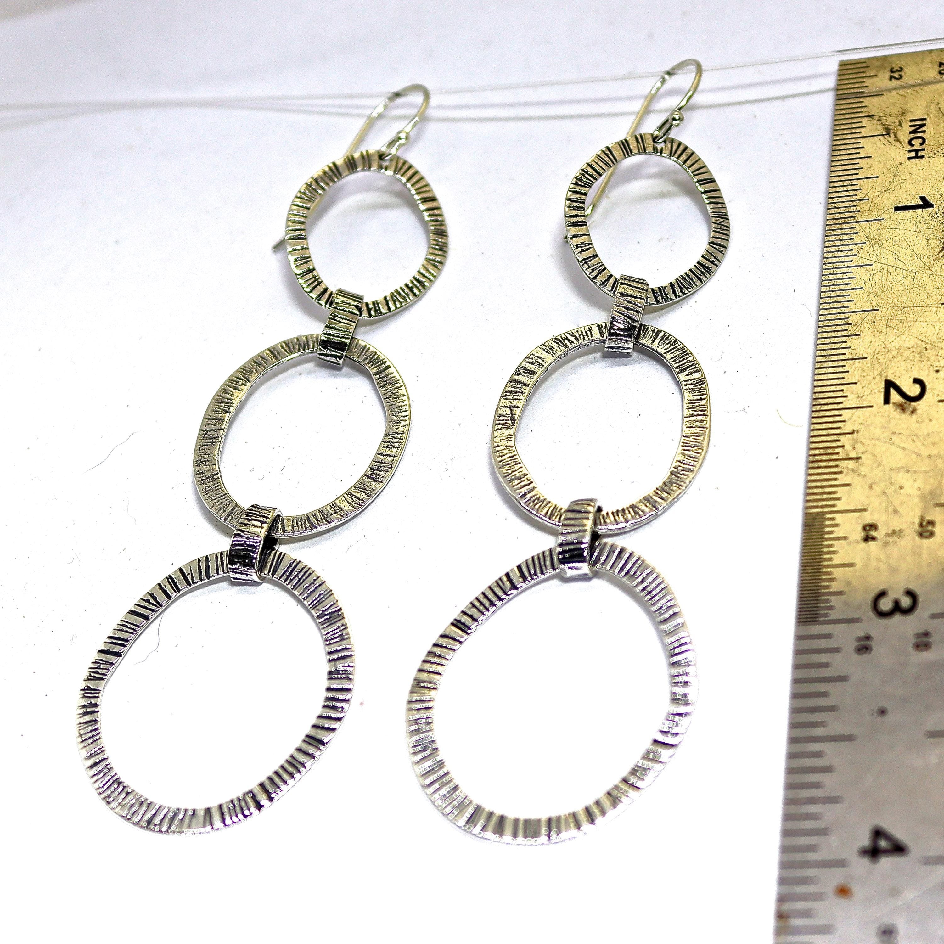 עגילי כסף סטרלינג בעבודת יד - תכשיטים משובצים משולשים עם טקסטורה