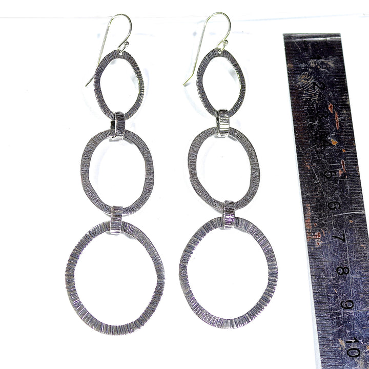 עגילי כסף סטרלינג בעבודת יד - תכשיטים משובצים משולשים עם טקסטורה