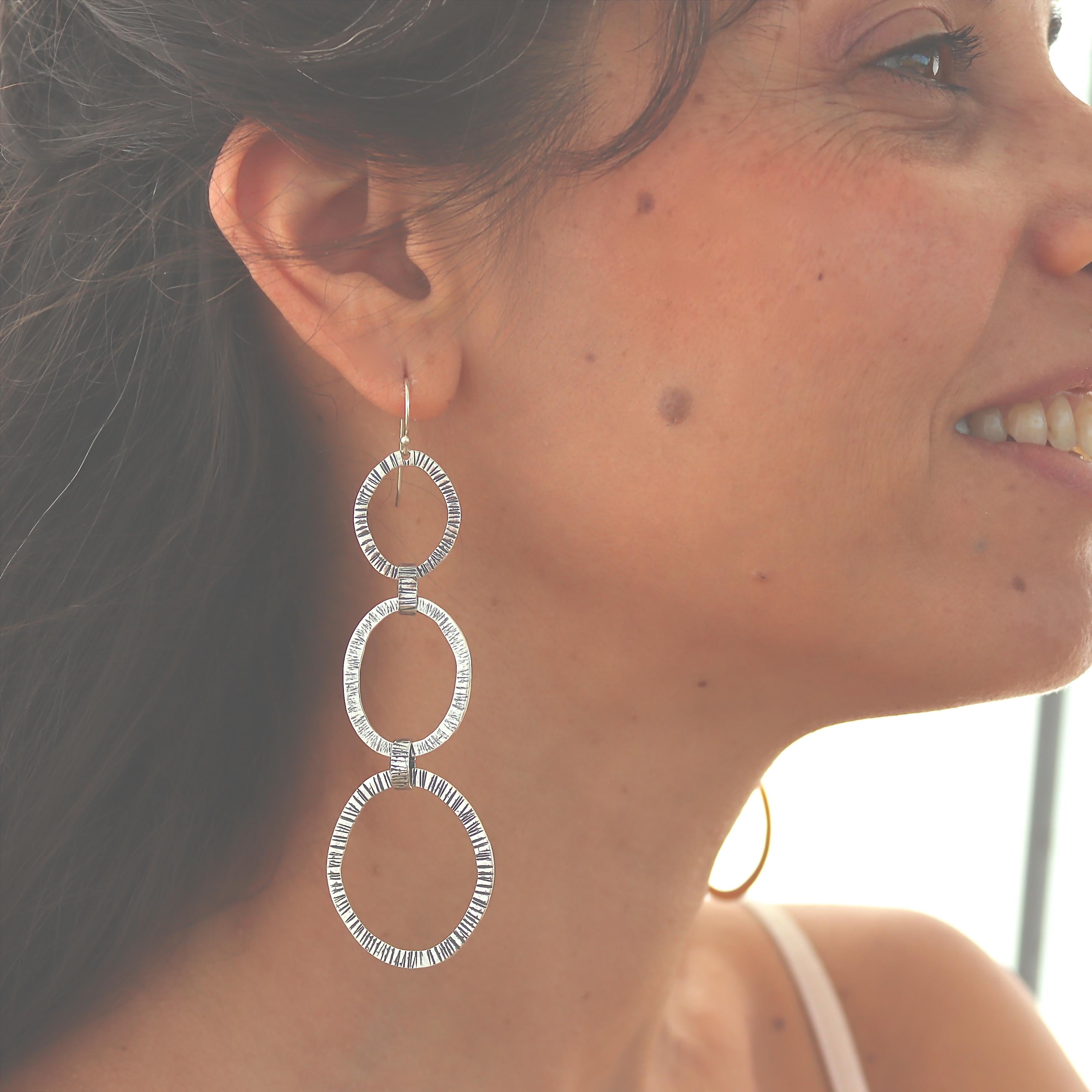 עגילי כסף סטרלינג בעבודת יד - תכשיטים משובצים משולשים עם טקסטורה