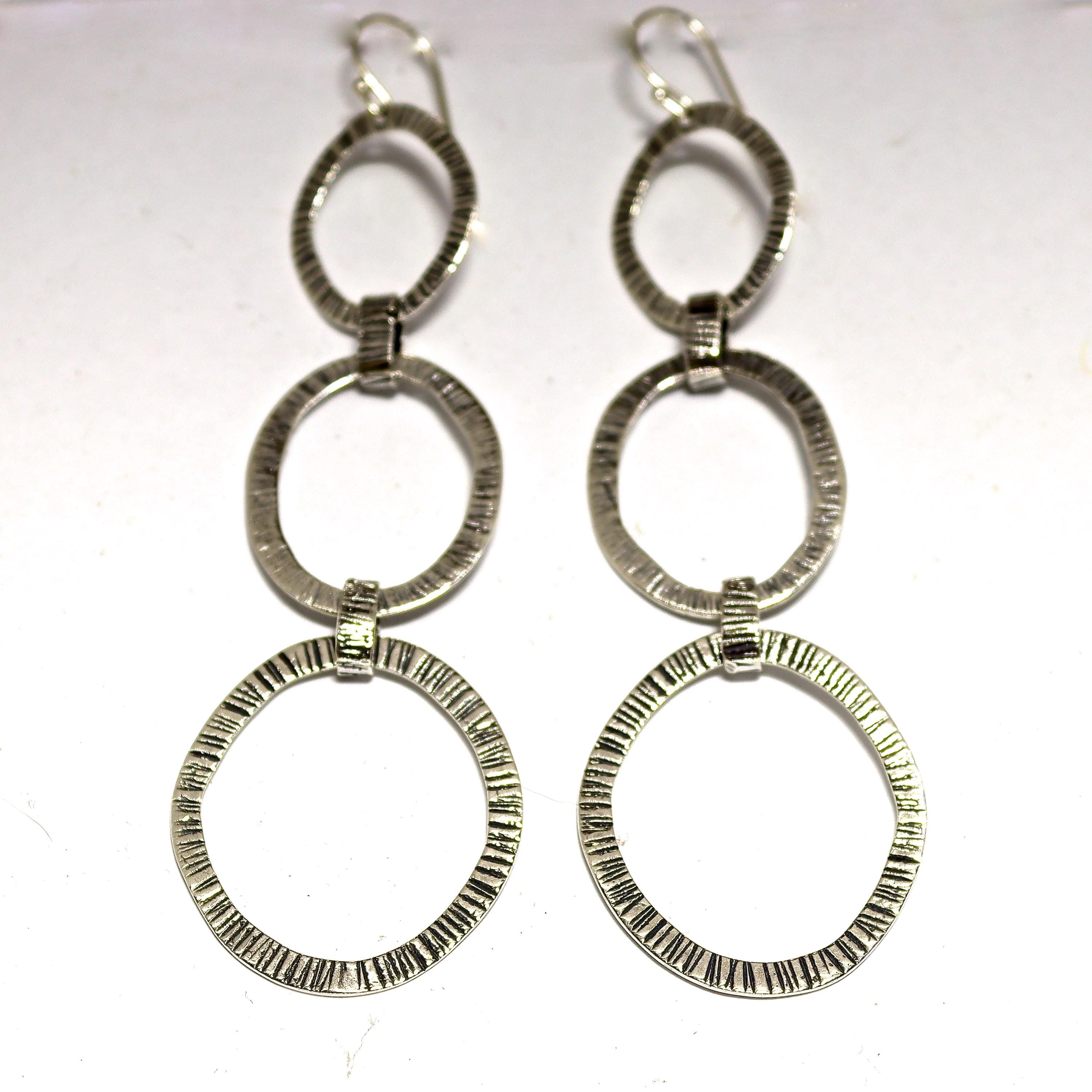 עגילי כסף סטרלינג בעבודת יד - תכשיטים משובצים משולשים עם טקסטורה