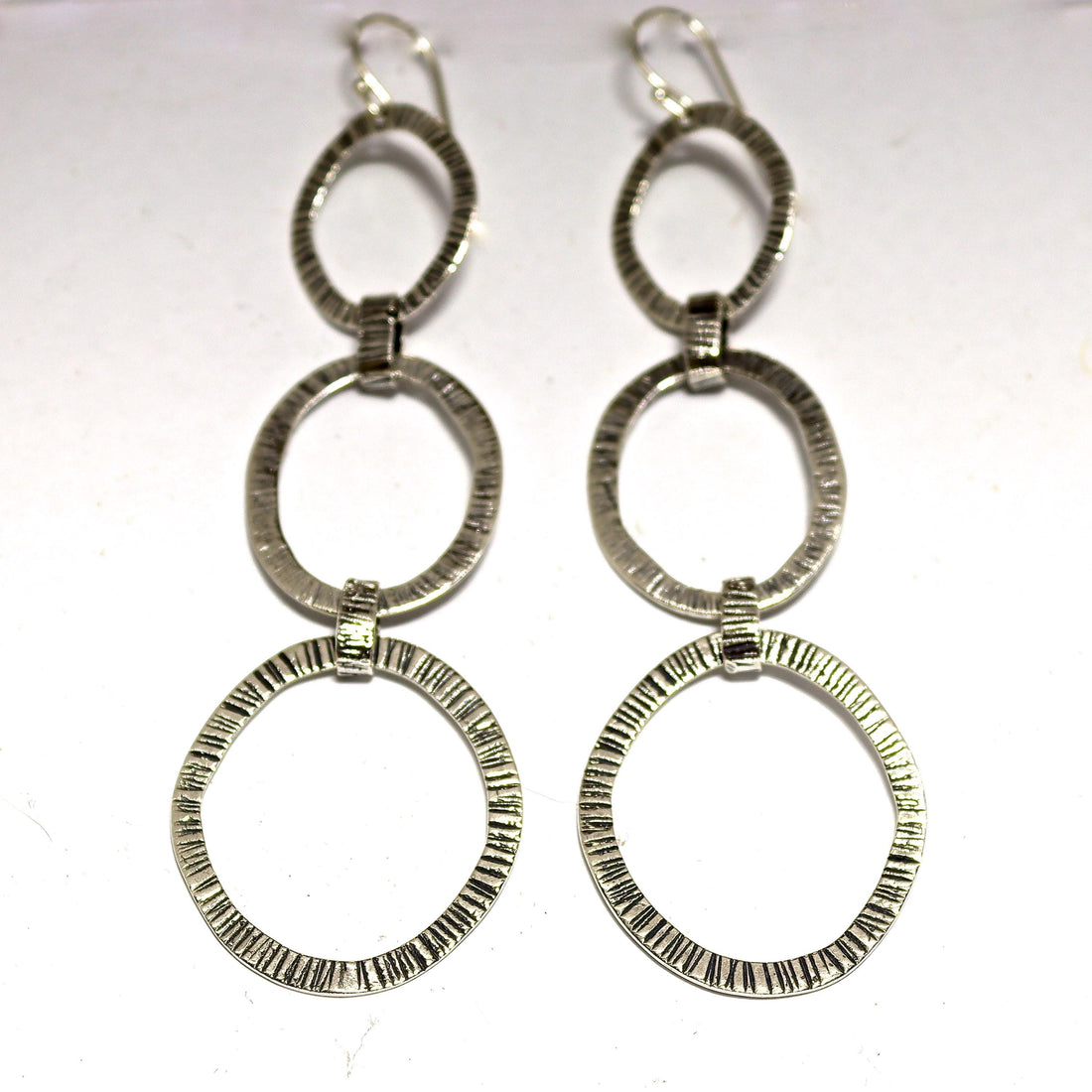 עגילי כסף סטרלינג בעבודת יד - תכשיטים משובצים משולשים עם טקסטורה