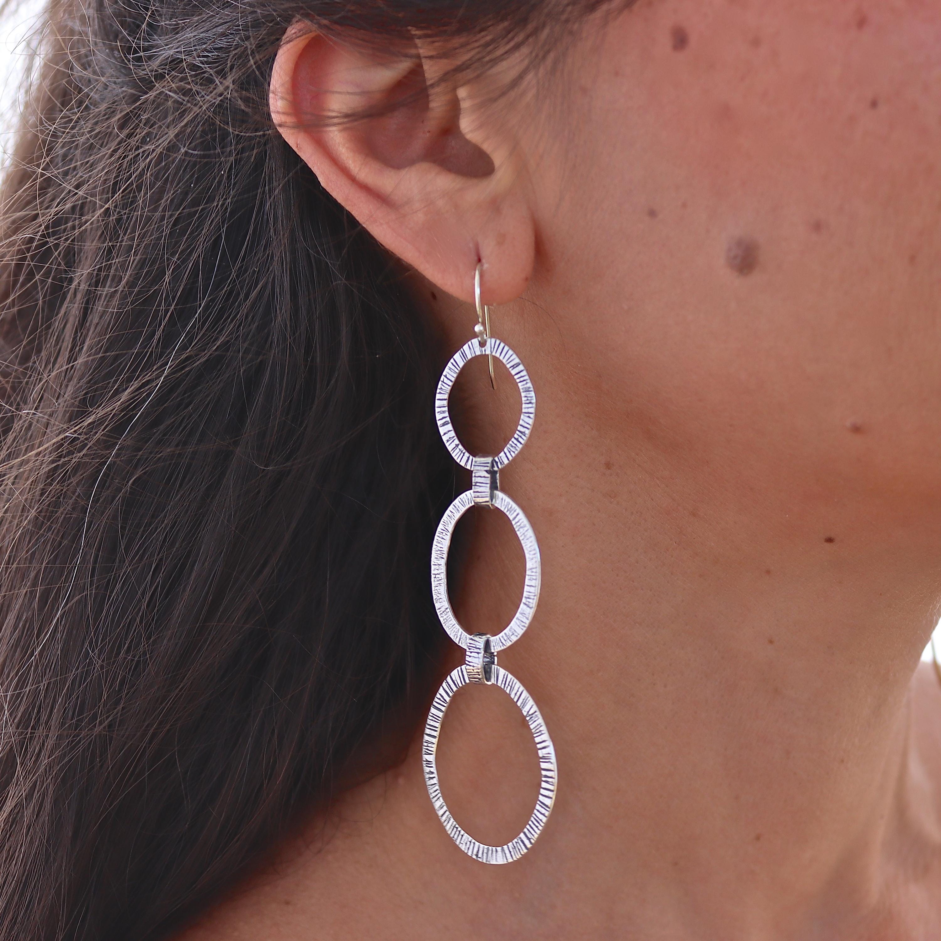 עגילי כסף סטרלינג בעבודת יד - תכשיטים משובצים משולשים עם טקסטורה