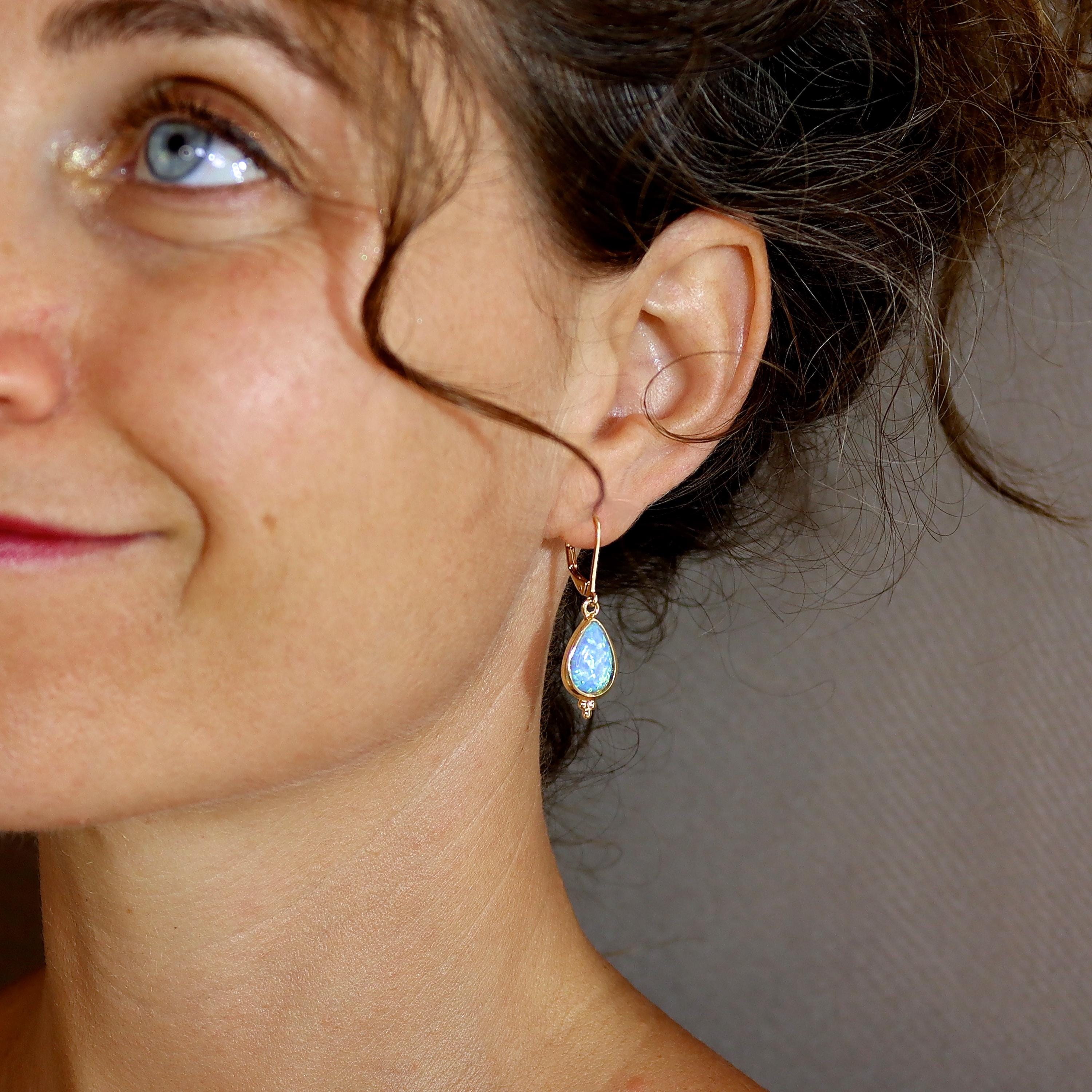 סט תכשיטים של שרשרת ועגילים מזהב כחול אופל לאישה