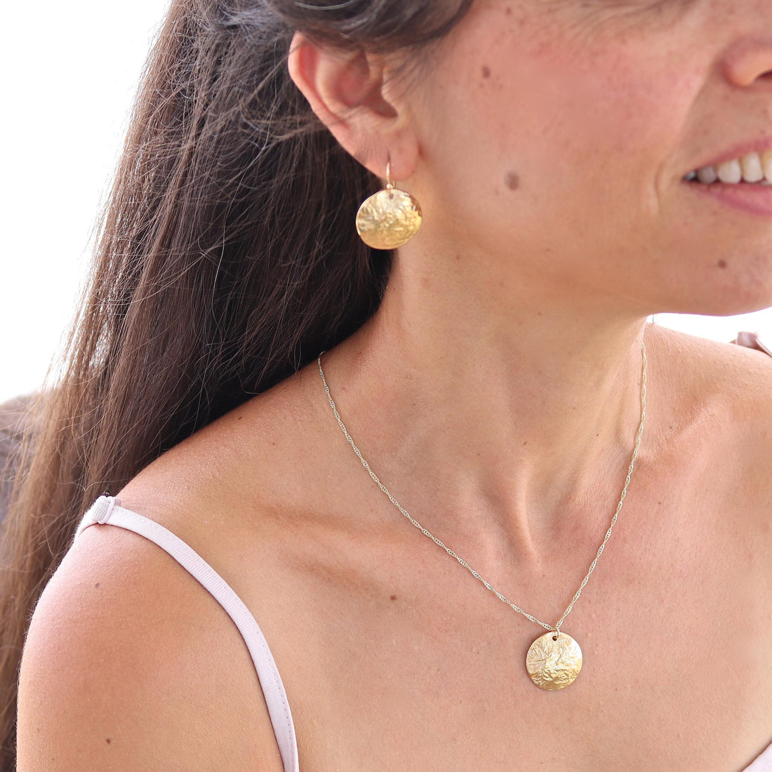 שרשרת דיסקית זהב עם טקסטורה, תליון כיפה