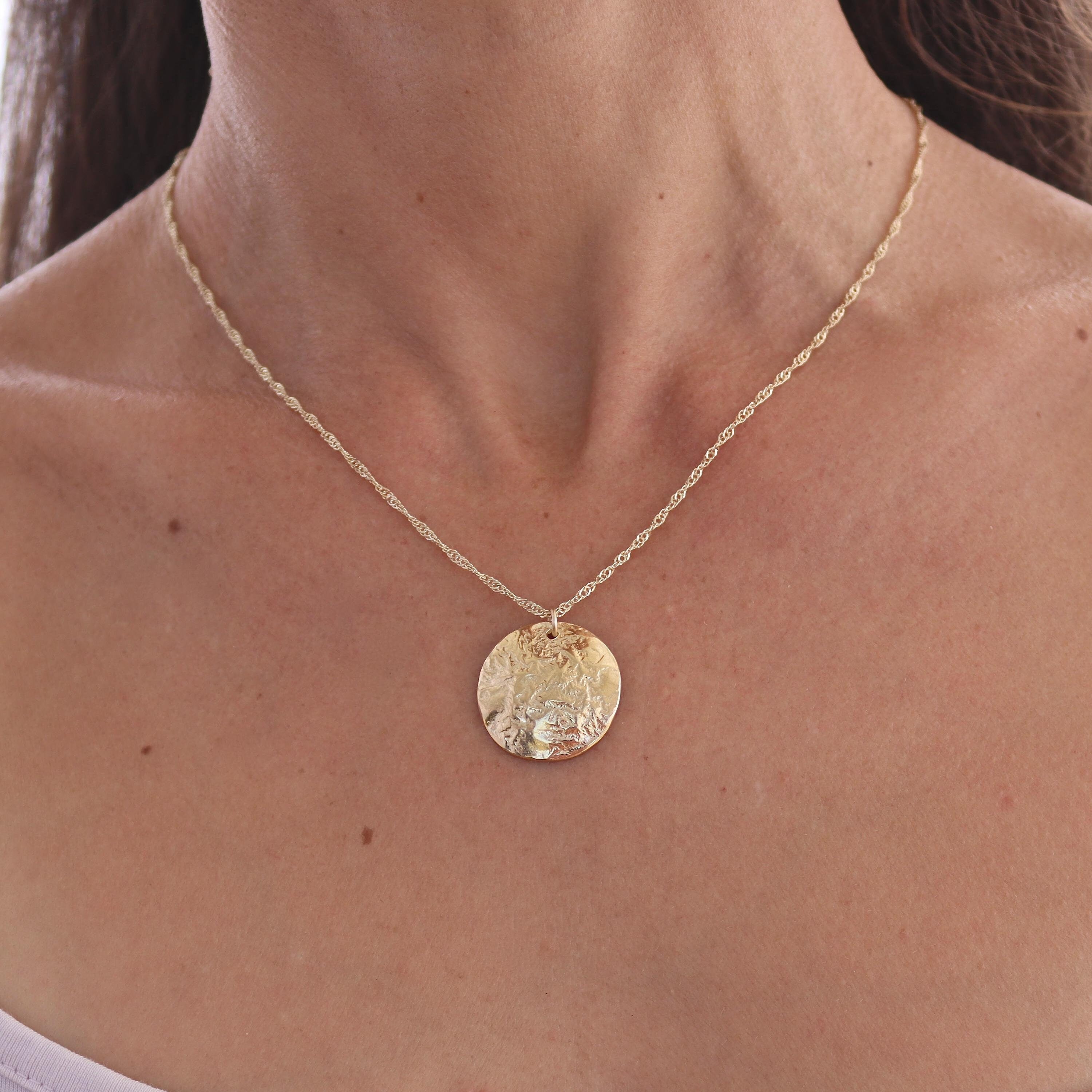 שרשרת דיסקית זהב עם טקסטורה, תליון כיפה