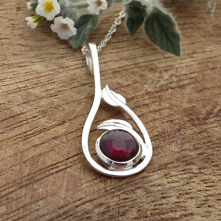 שרשרת תליון טיפת עלי כסף משובצים בגרנט, מתנה לה