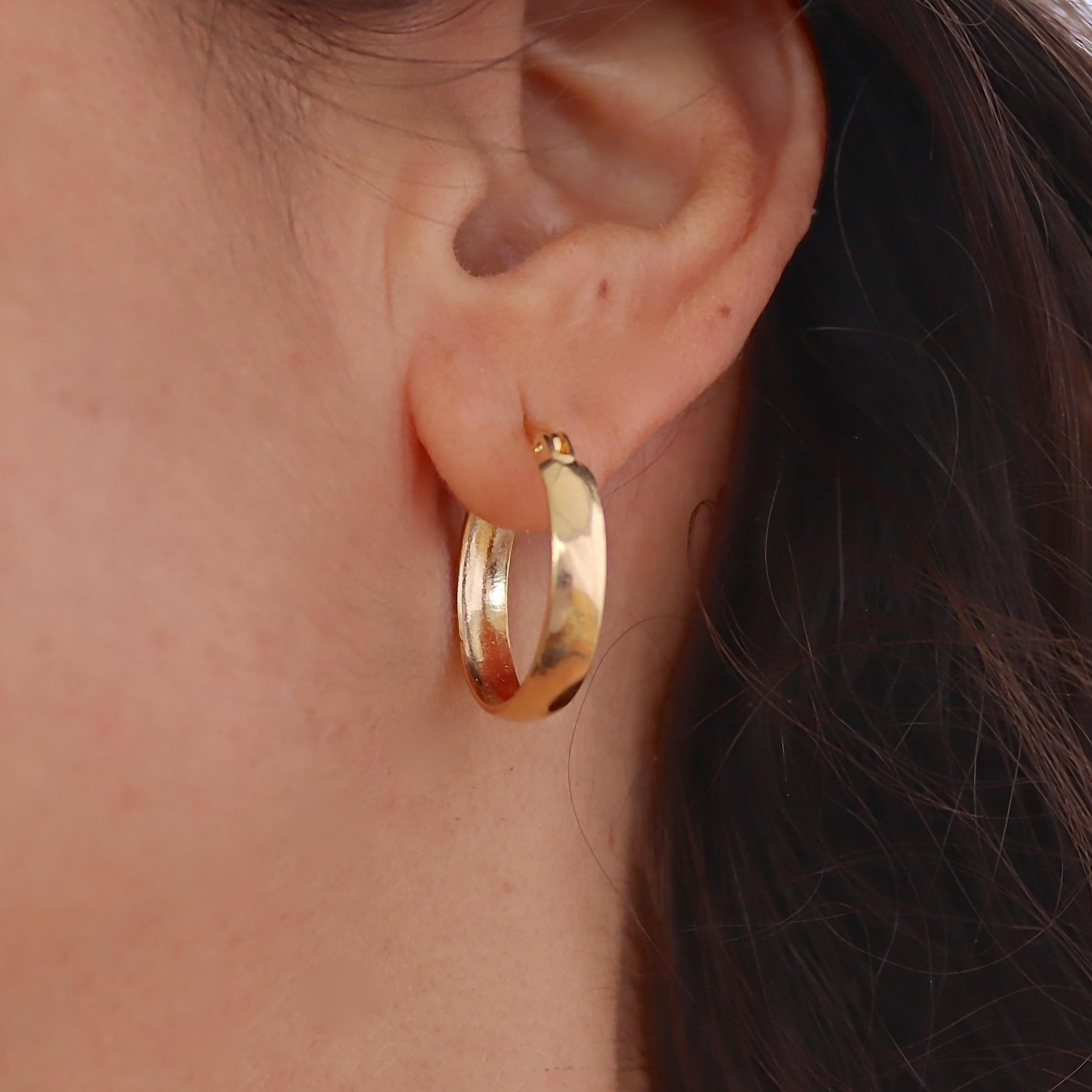 עגילי חישוק זהב מלא 14 קראט בינוניים פשוטים לנשים, עגילי חישוק זהב רחבים עם כיפה