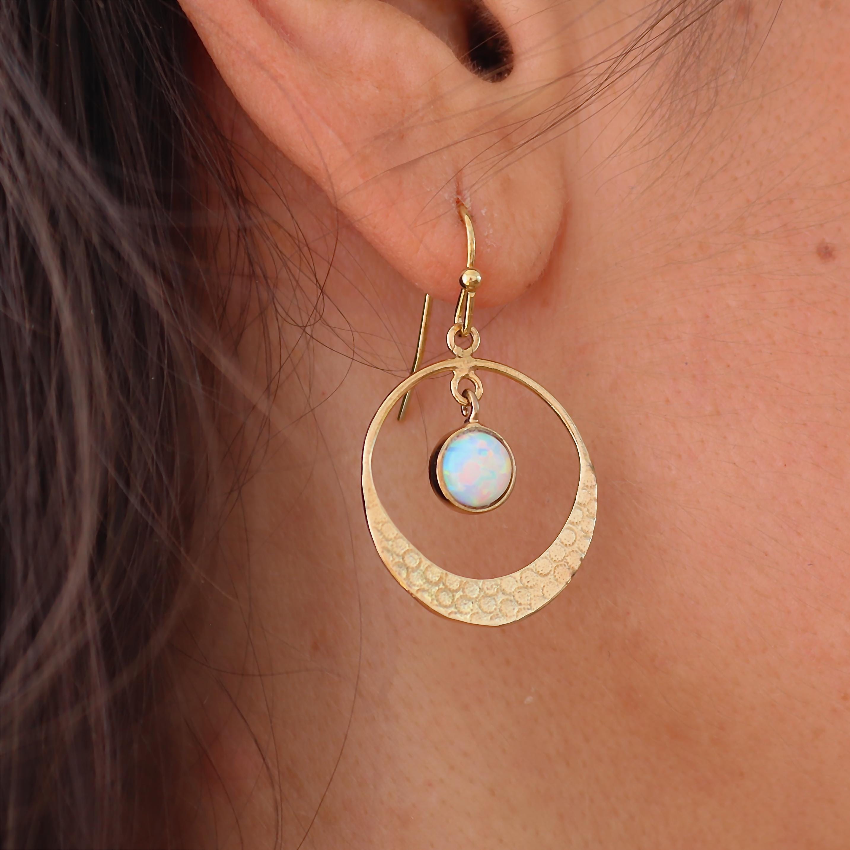 עגילי חישוק פתוחים עם אופל תלוי מזהב 14 קראט חישוקי אופל מודרניים ואלגנטיים מתנה לה