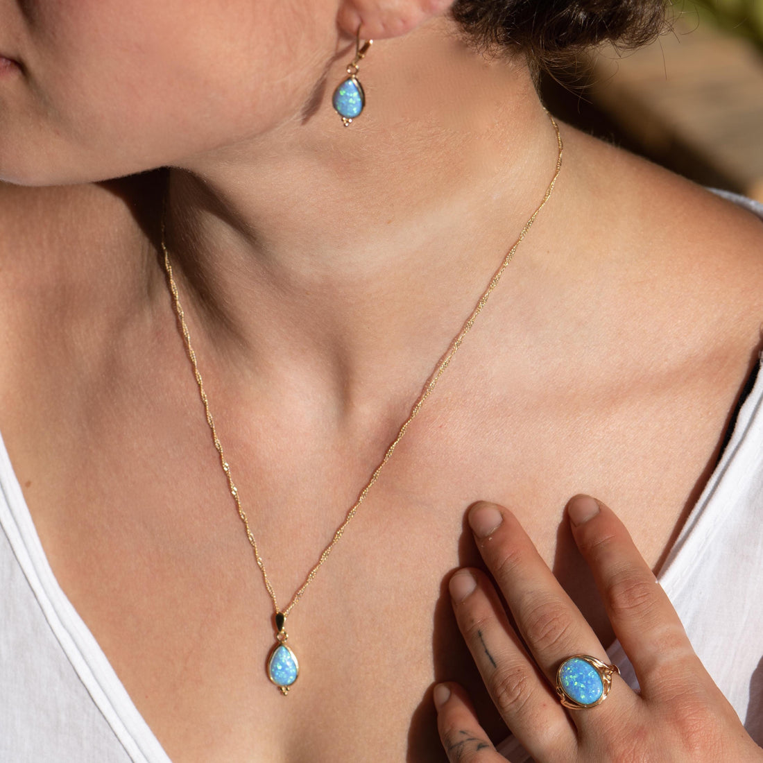 סט תכשיטים של שרשרת ועגילים מזהב כחול אופל לאישה