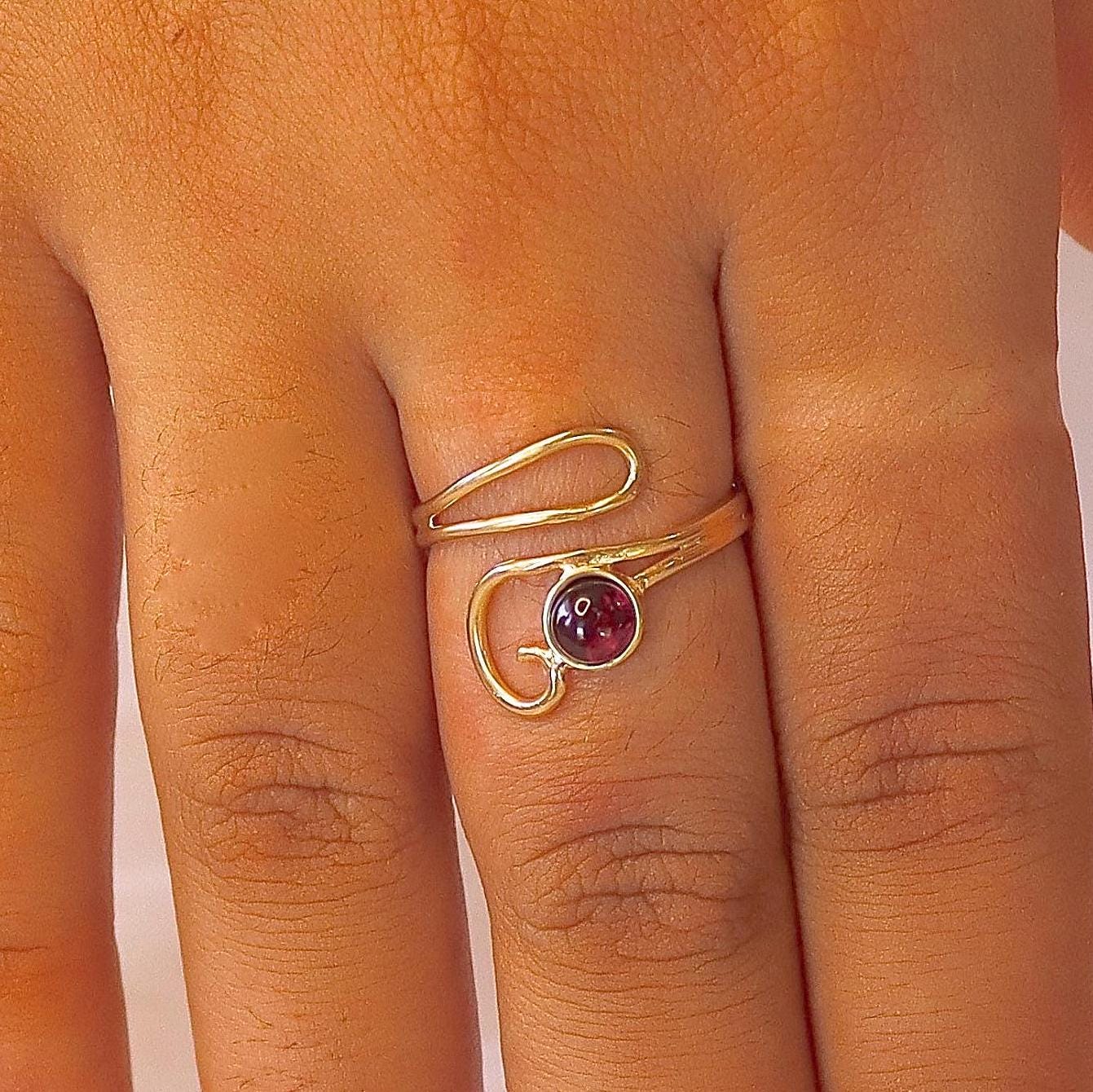 טבעת זהב מתכווננת משובצת גארנט