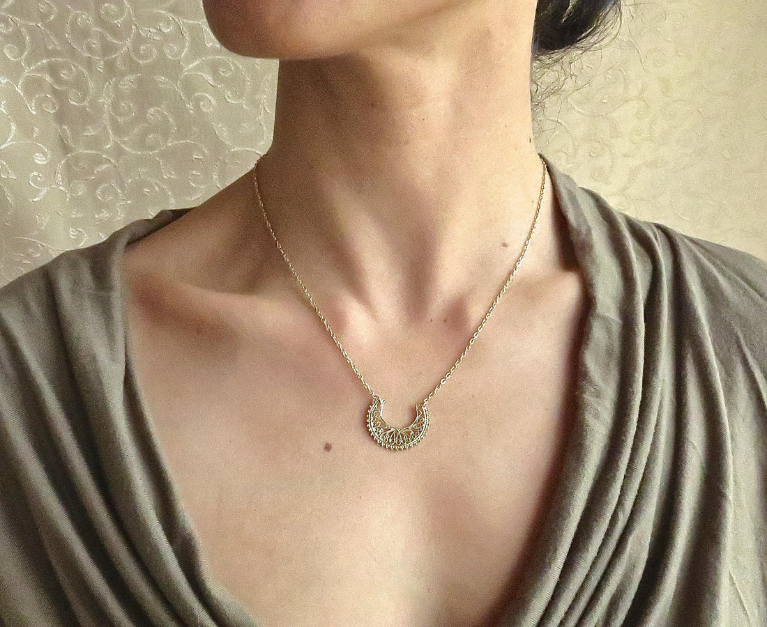 שרשרת סהר פיליגרן: תכשיטים בוהמיים מצופים זהב 14 קראט