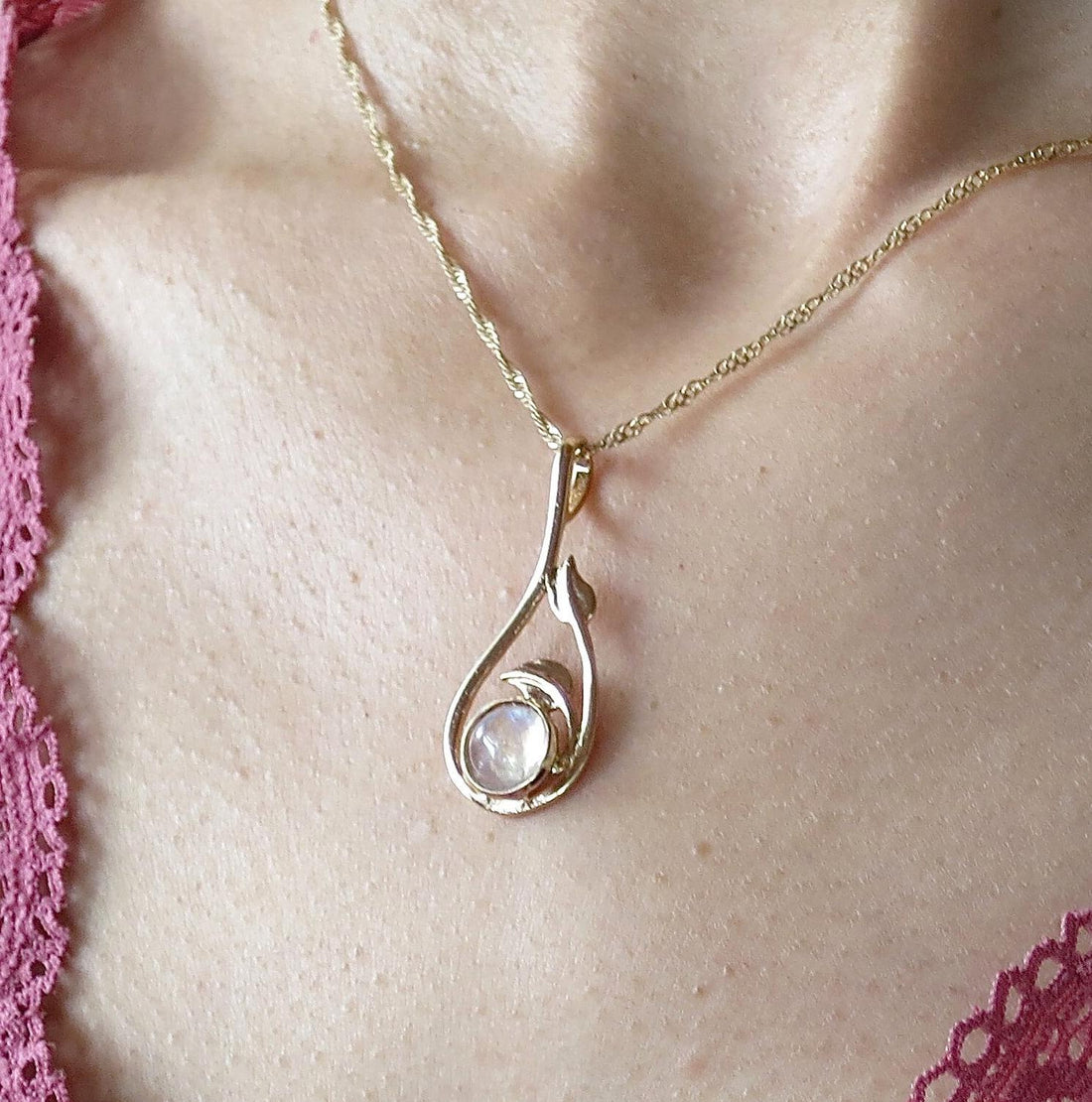 שרשרת תליון עלה בעבודת יד משובצת באבן ירח מזהב 14 קראט