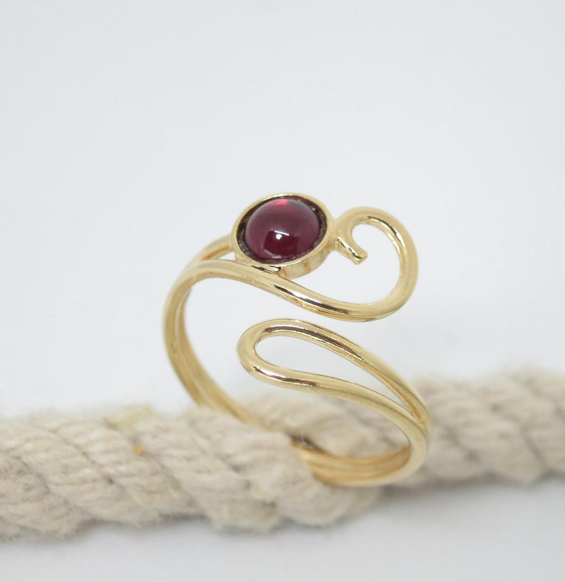 טבעת זהב מתכווננת משובצת גארנט