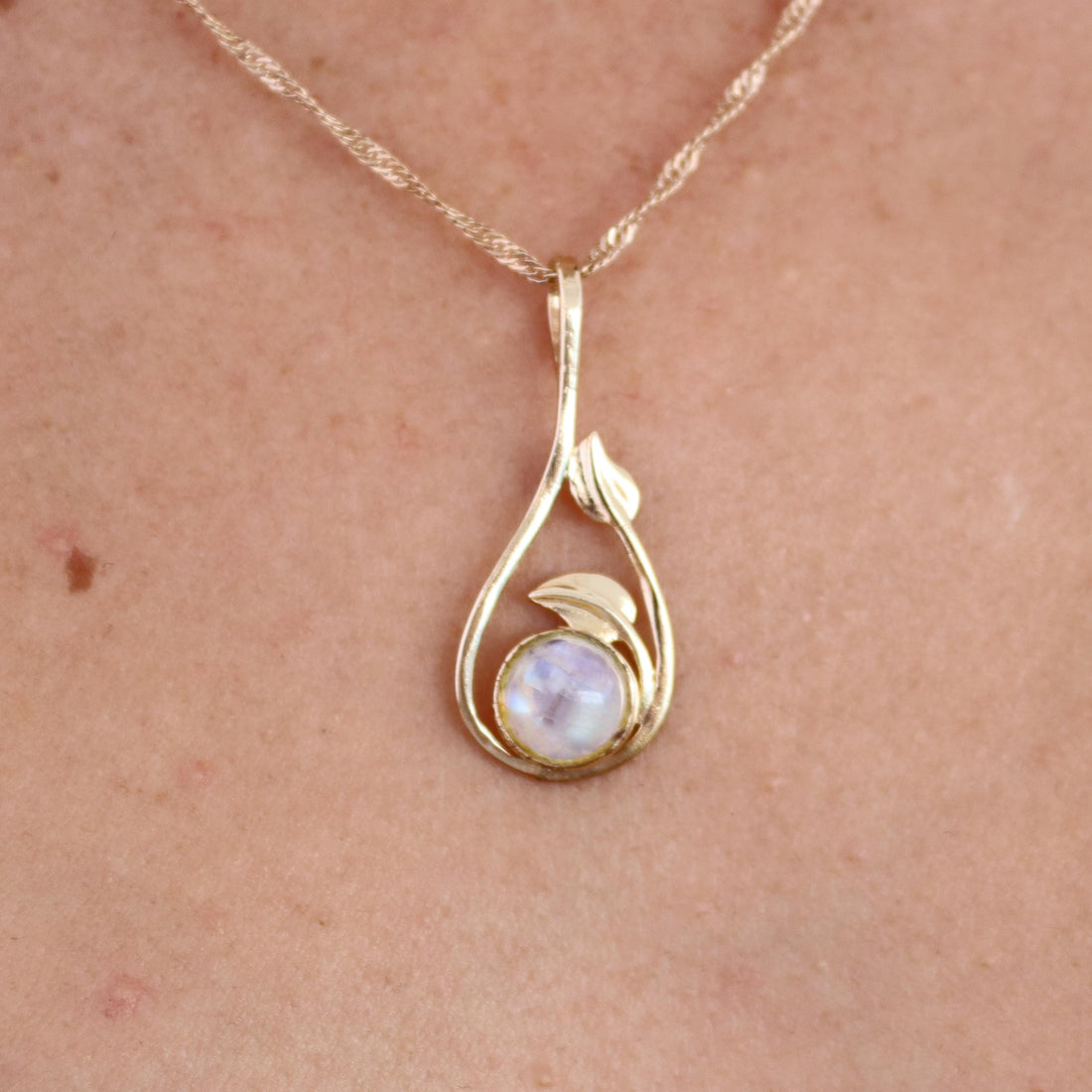 שרשרת תליון עלה בעבודת יד משובצת באבן ירח מזהב 14 קראט