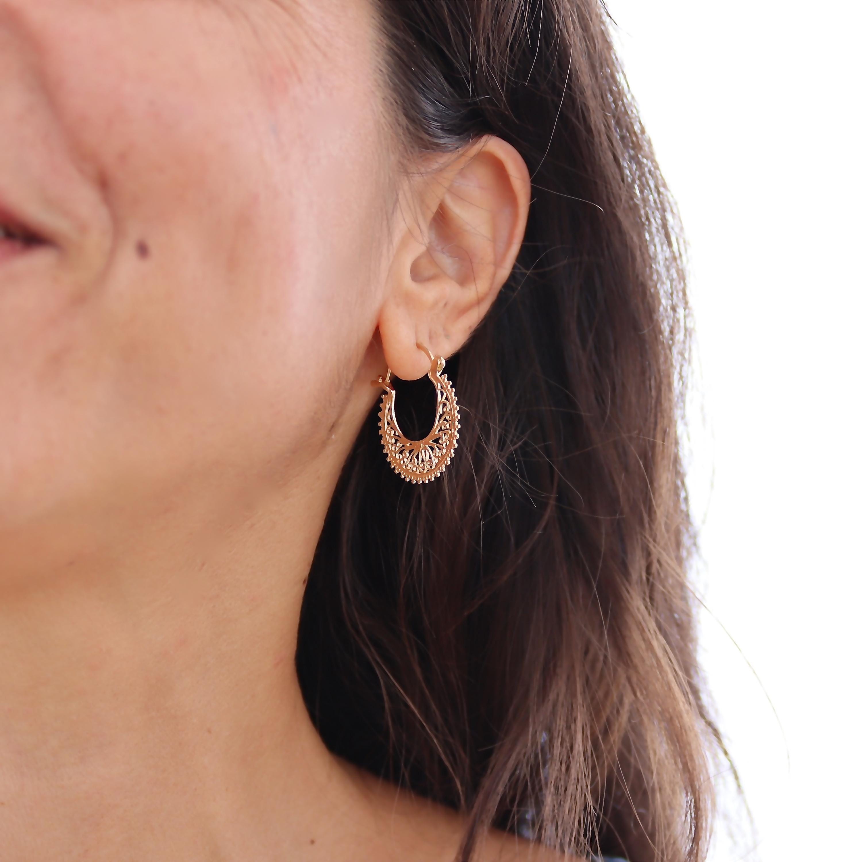 עגילי חישוק זהב 14 קראט משובצים בציפוי פיליגרן