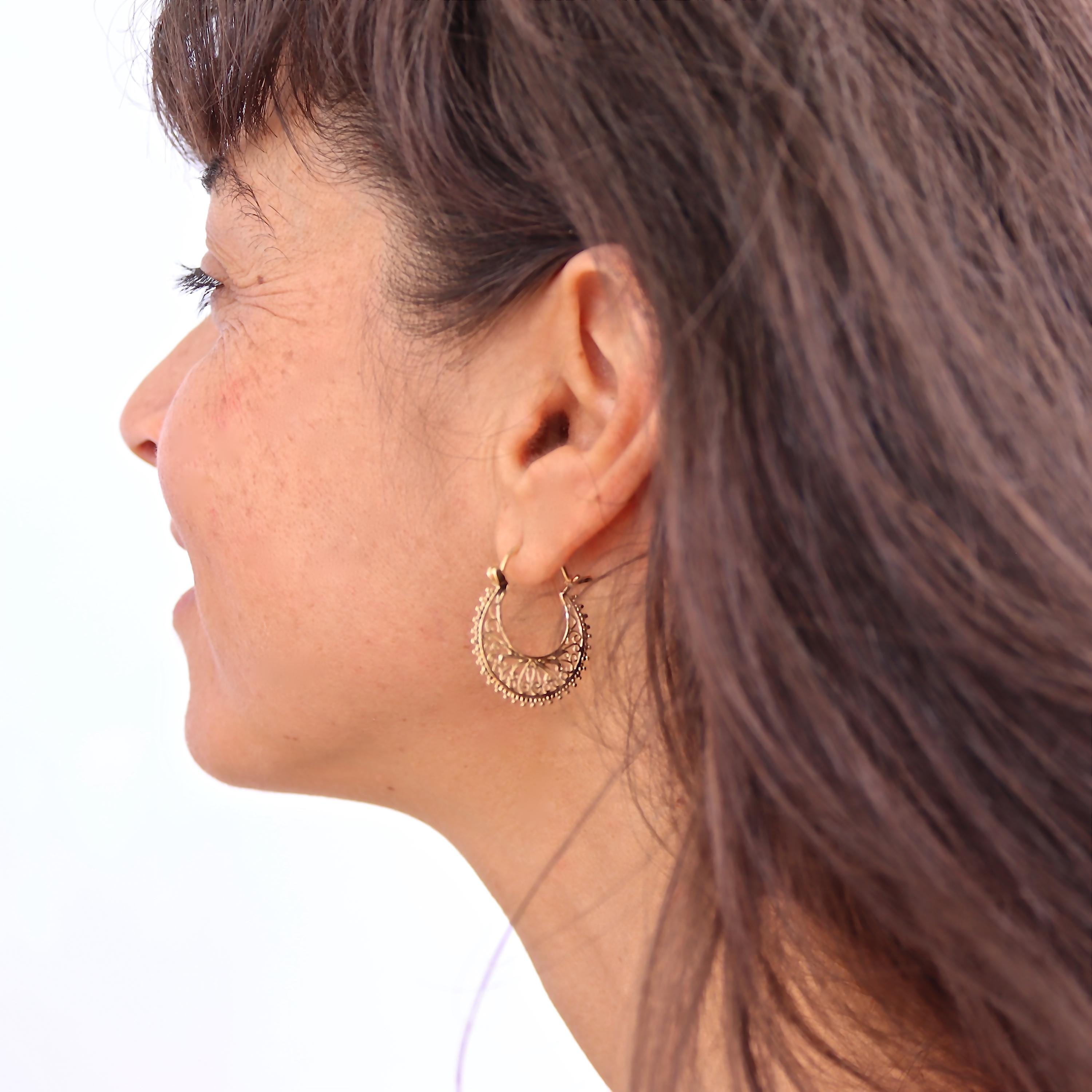 עגילי חישוק זהב 14 קראט משובצים בציפוי פיליגרן