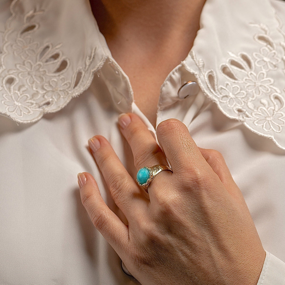 טבעת זהב אקוומרין גדולה, טבעת זהב מלא 14 קראט משובצת באבני חן כחולות