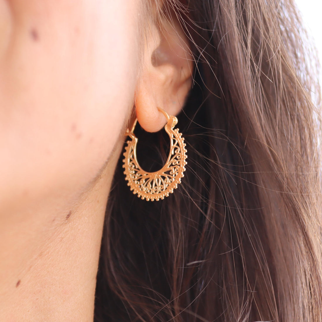 עגילי חישוק זהב 14 קראט משובצים בציפוי פיליגרן