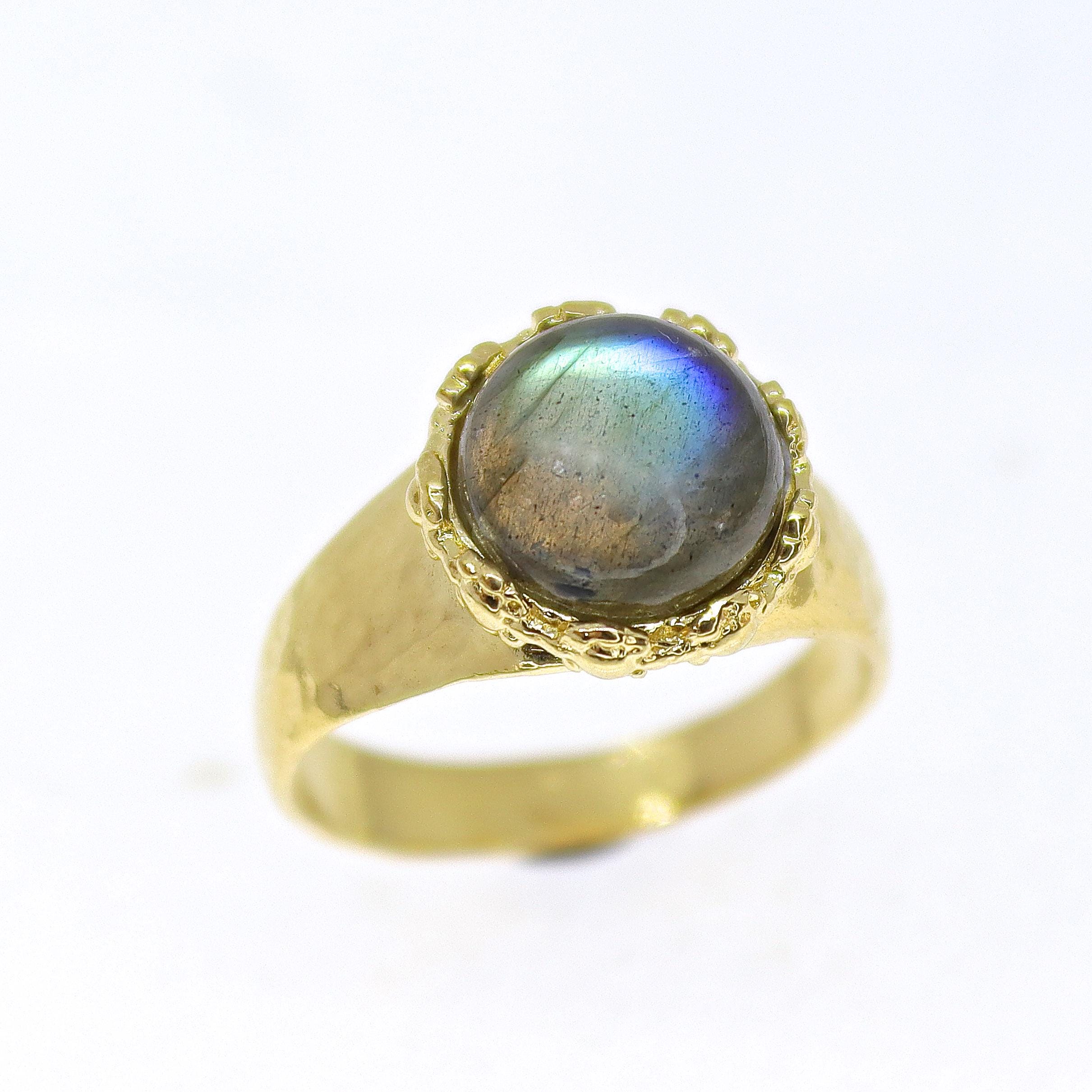 טבעת אמטיסט גדולה משובצת זהב