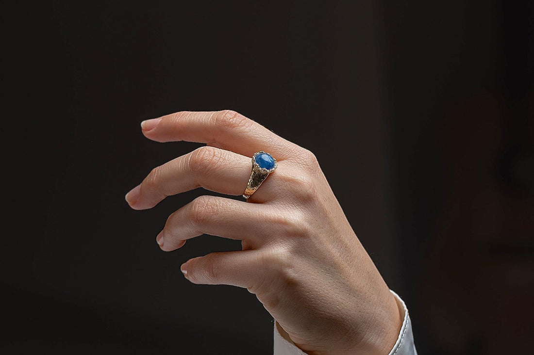 טבעת אמטיסט גדולה משובצת זהב