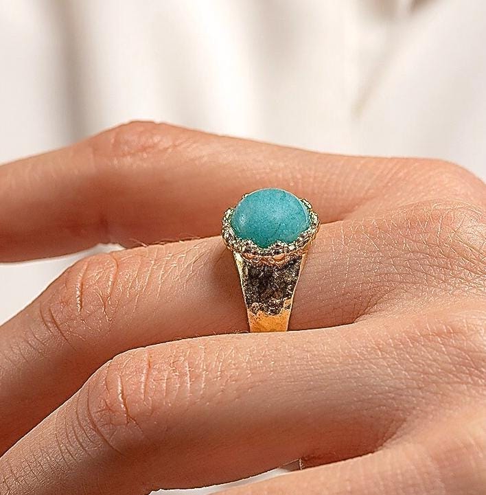 טבעת אקוומרין מרוקעת: טבעת רחבה מצופה זהב 14 קראט