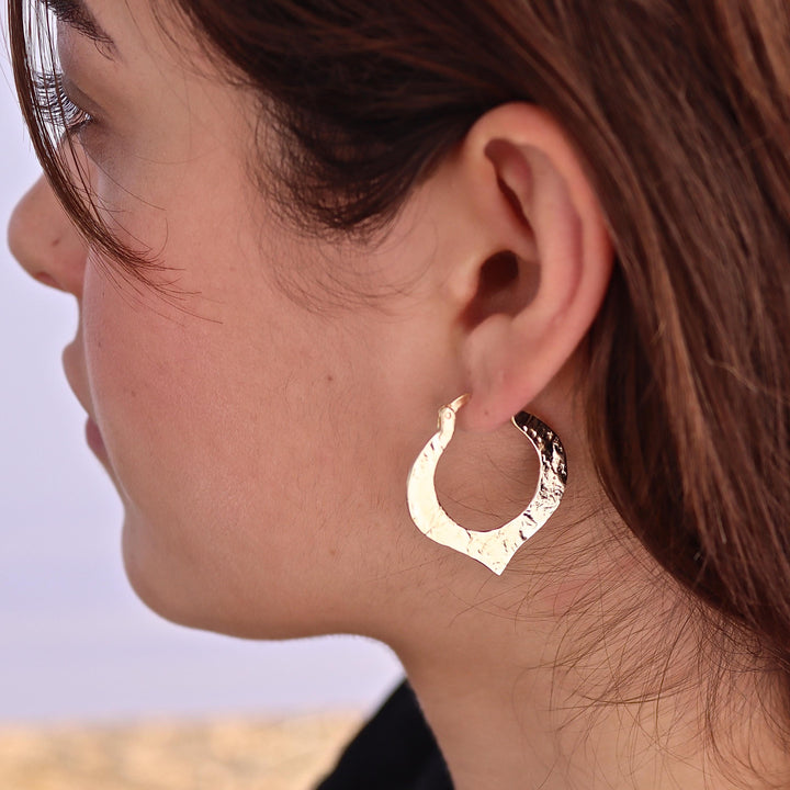 עגילי חישוק לוטוס מזהב 14 קראט בעבודת יד, עיצוב טקסטורה